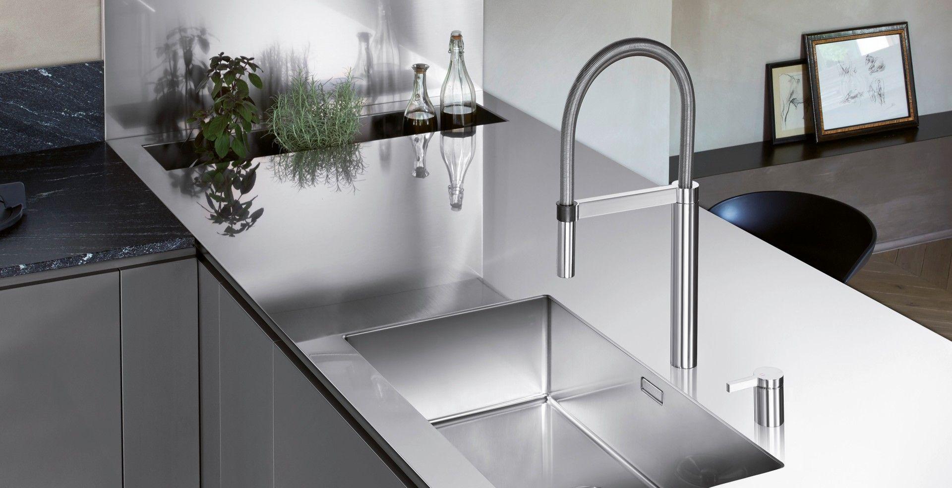 Edelstahl-Arbeitsplatte mit integrierter BLANCO Spüle und Profi-Armatur - hygienische Edelstahl-Oberflächen