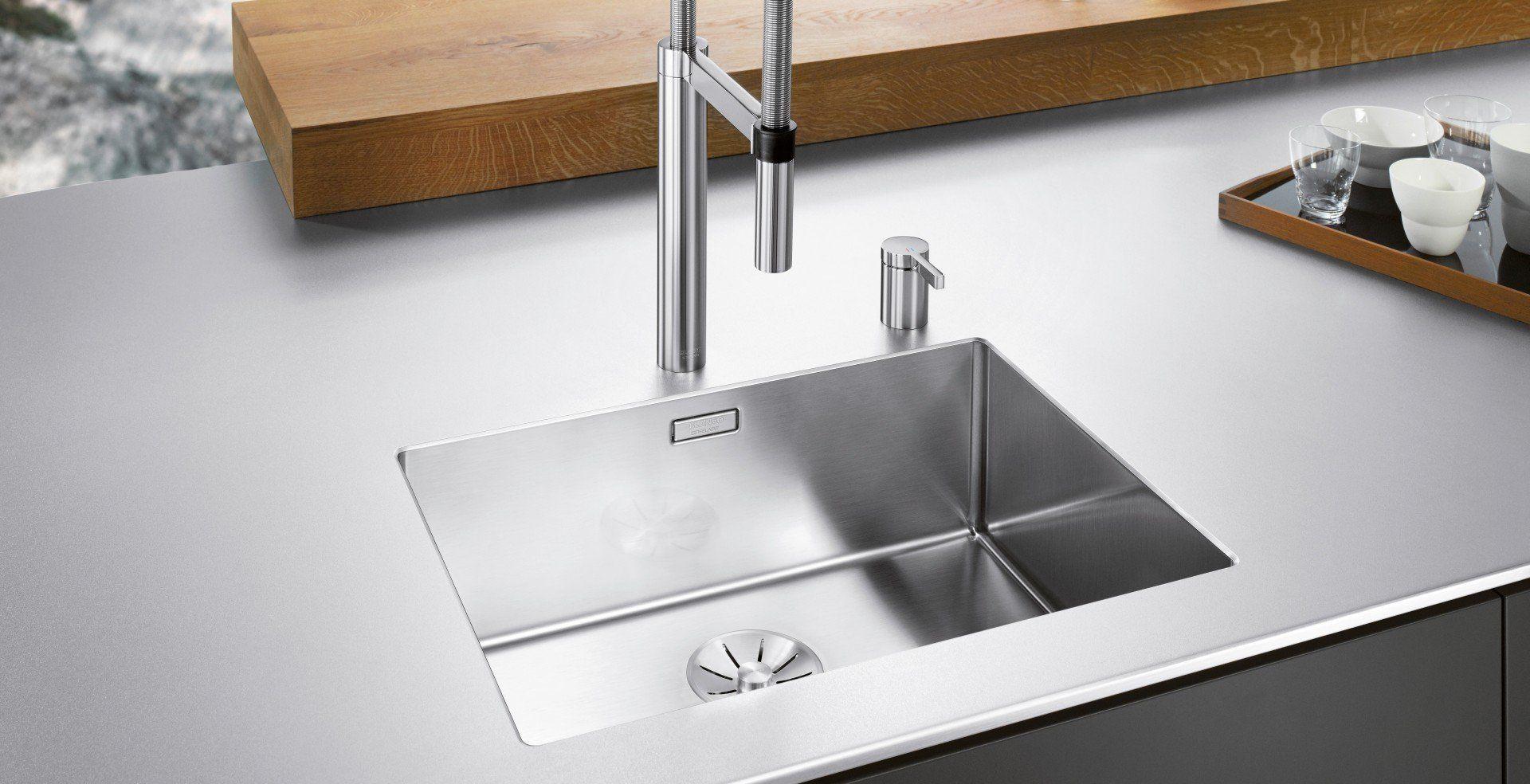 Edelstahl-Arbeitsplatte mit integrierter BLANCO Spüle und Profi-Armatur - hygienische Edelstahl-Oberflächen
