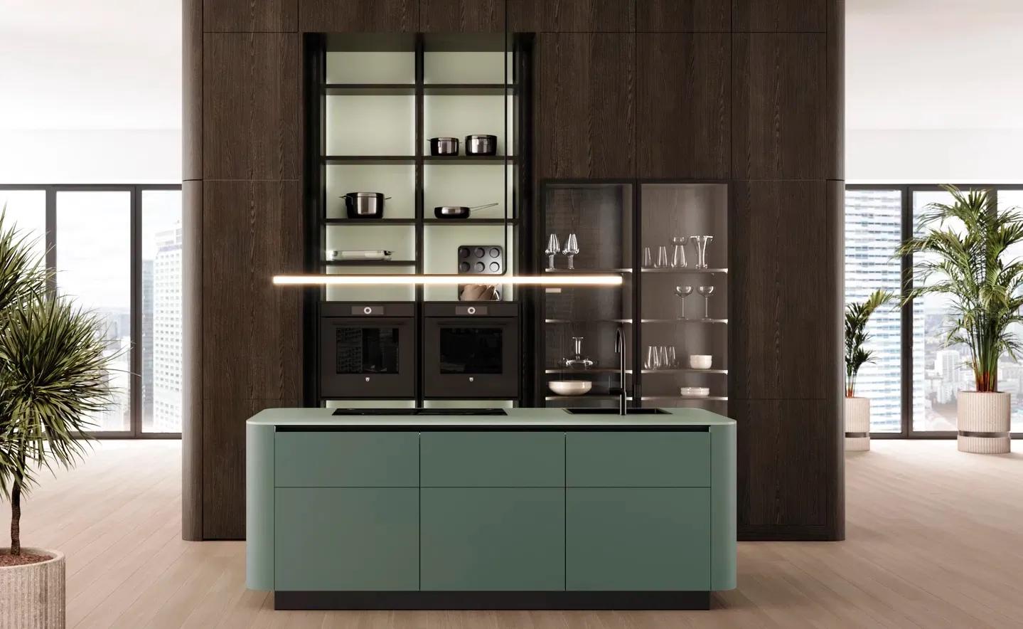 Luxuriöse Kücheninsel in Salbeigrün mit dunklen Holzfronten, beleuchteten Glasvitrinen, integrierten Elektrogeräten und Stadtblick durch bodentiefe Fenster.