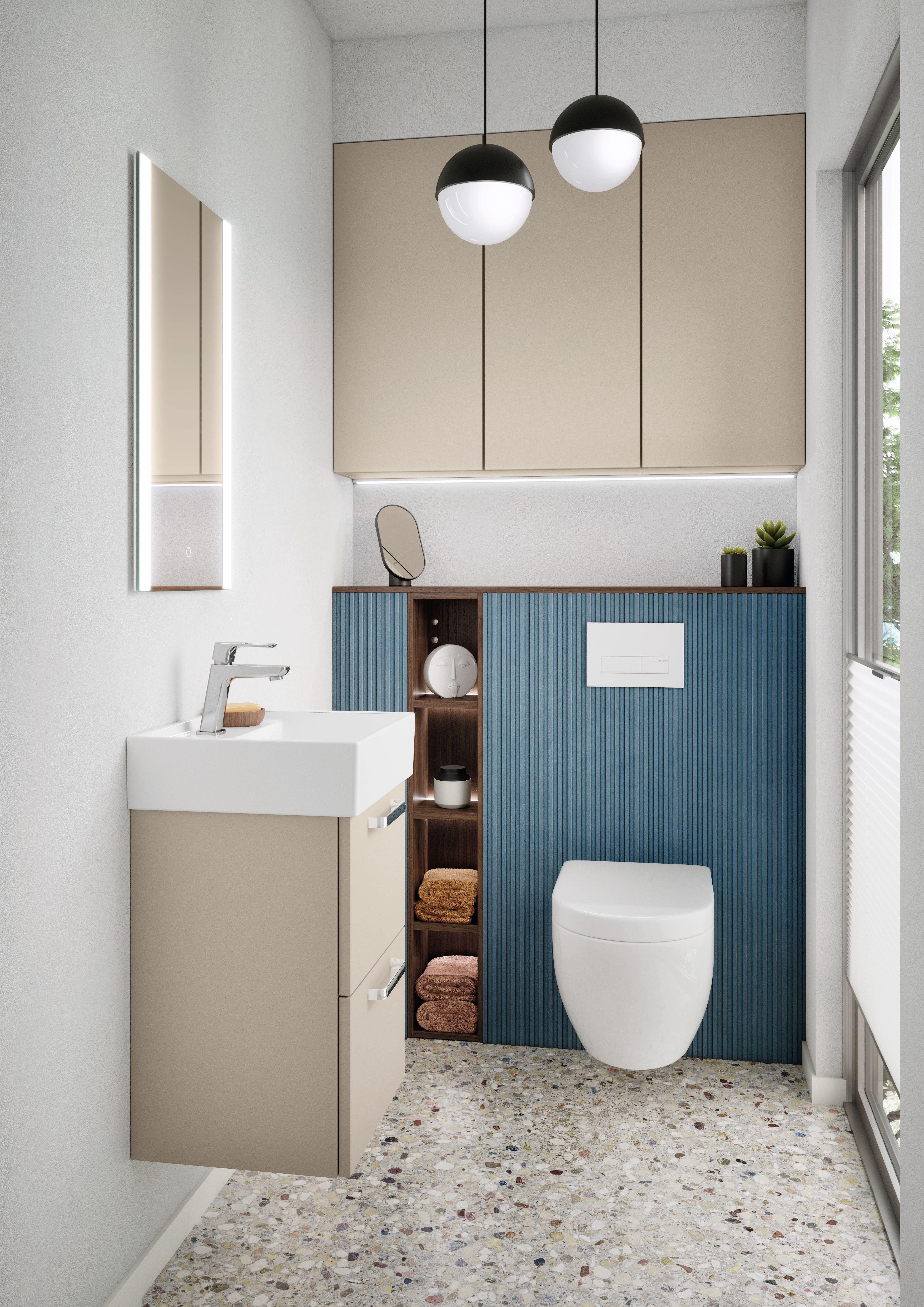 Kompakte Badezimmermöbel in Beige und Blau mit cleverer Stauraumnutzung über und hinter dem WC – ideal für kleine Räume wie Gäste-WCs.