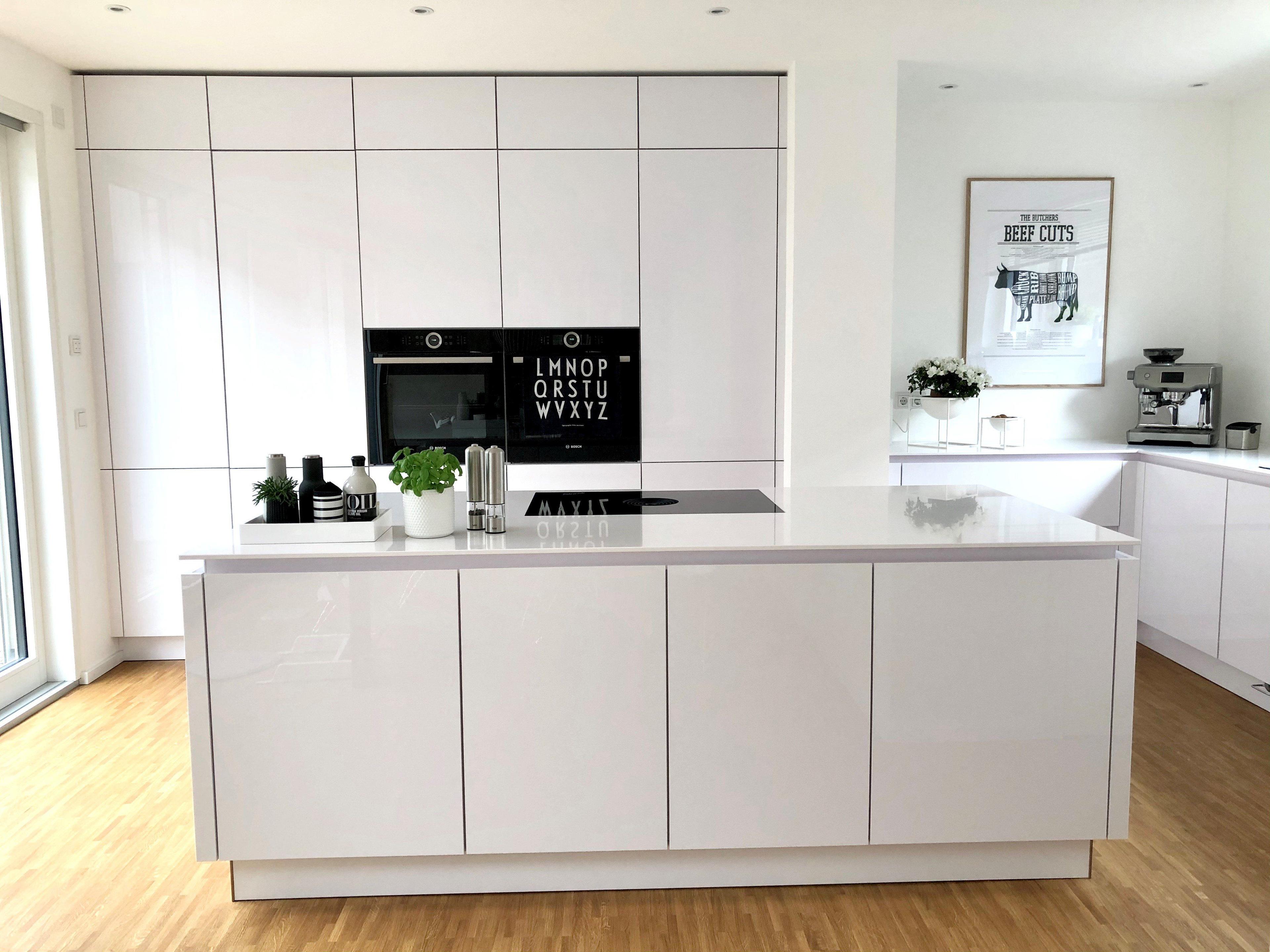 Moderne Wohnküche in zeitloser Eleganz