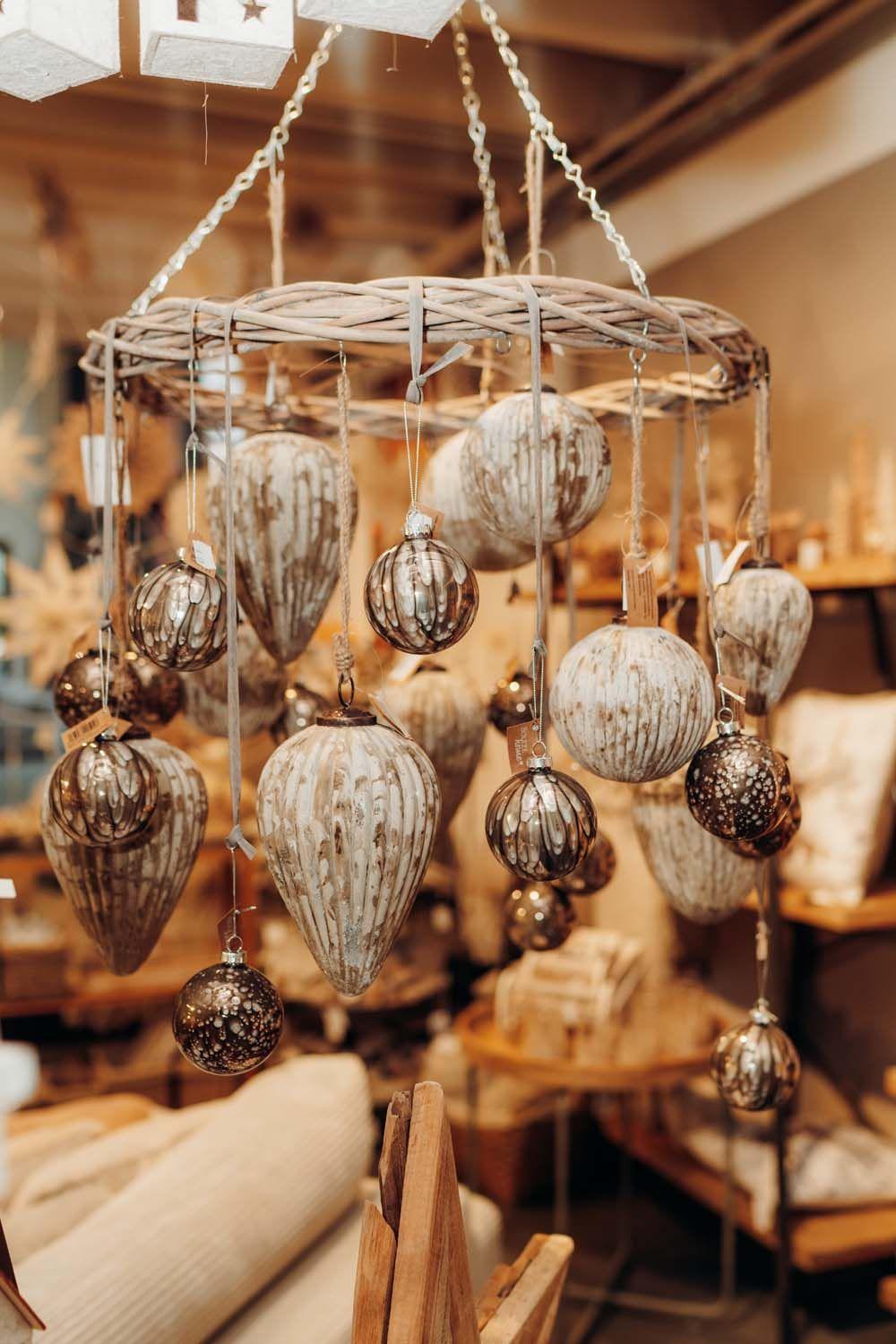 Eleganter Weihnachtsbaumschmuck in Naturoptik mit mundgeblasenen Kugeln in einem geflochtenen Weidenkranz.