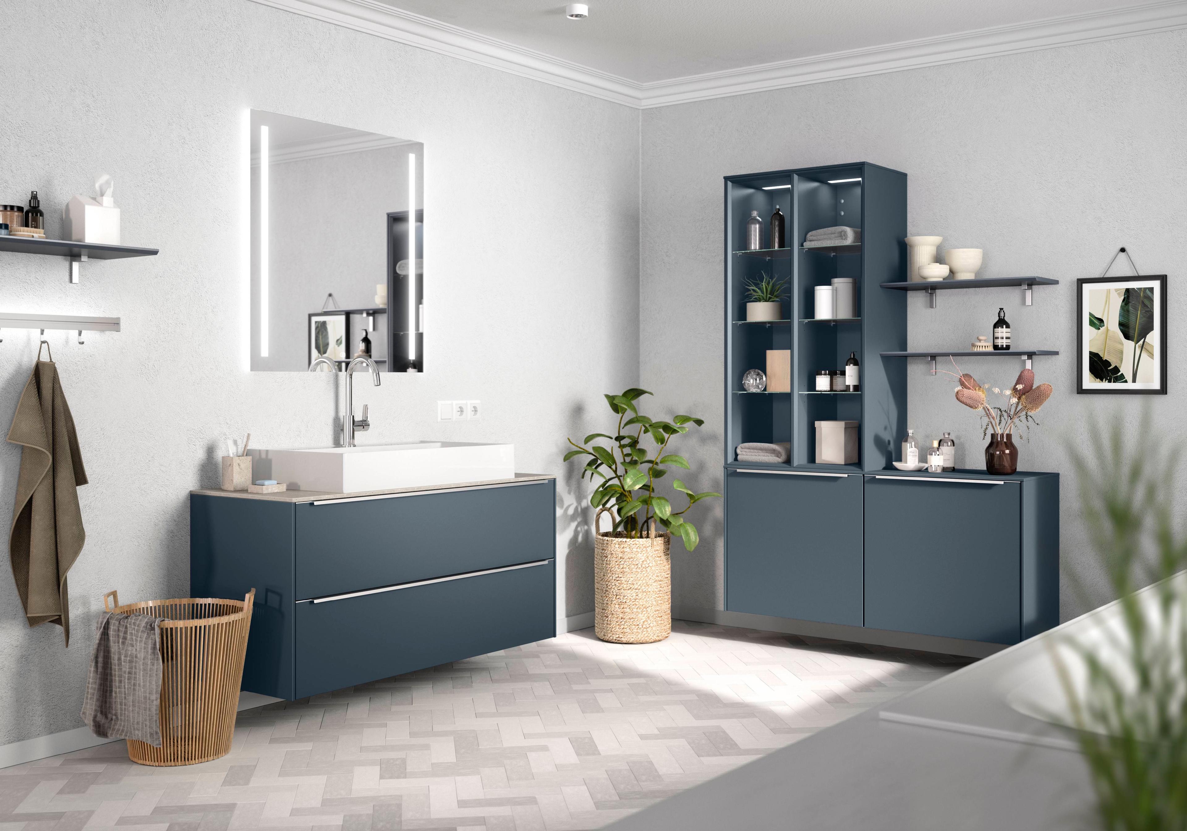 Badezimmer in Dunkelblau mit offenem Regal, großem Waschbecken und dekorativen Elementen.