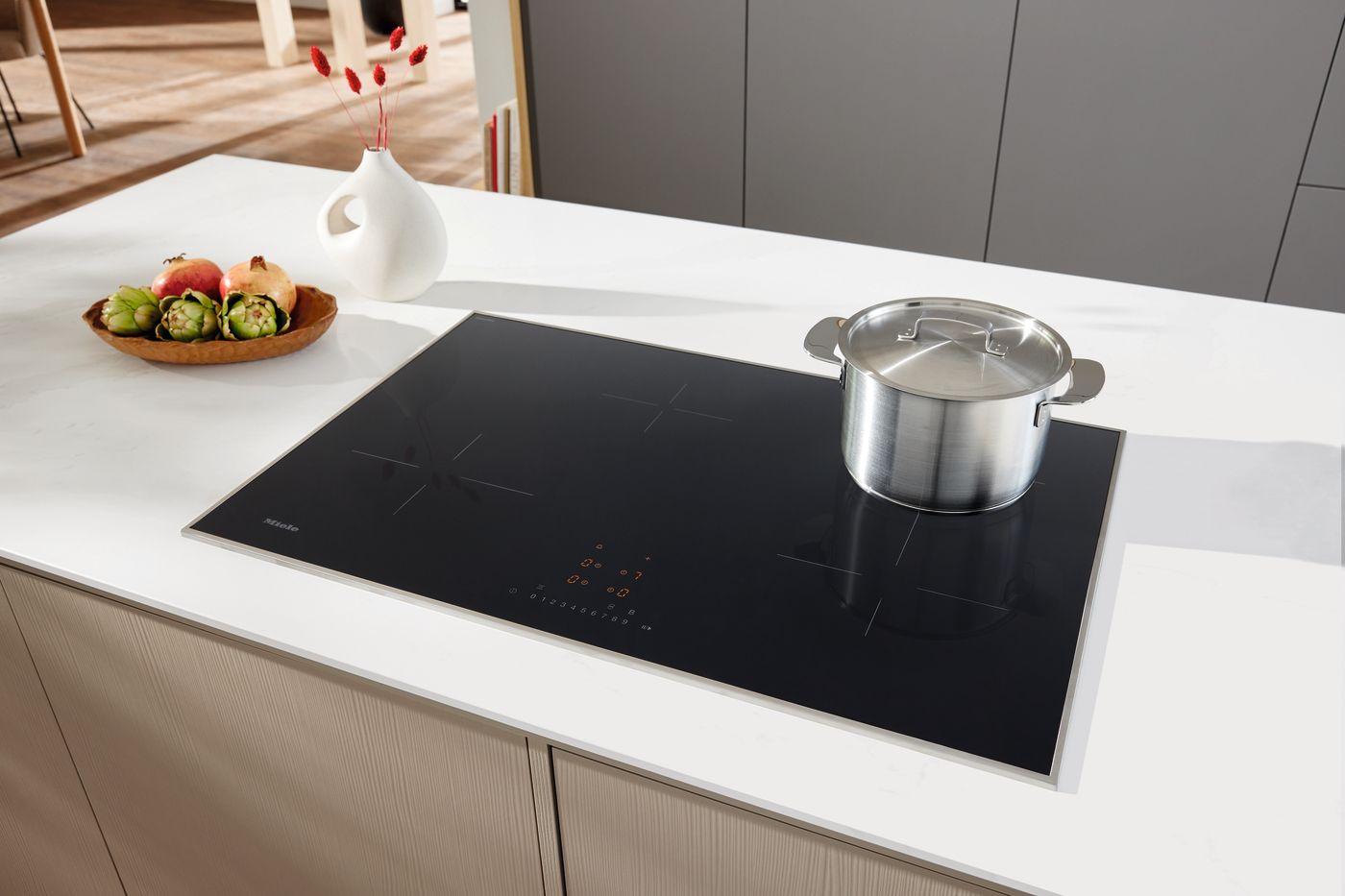 Miele Induktionskochfeld mit Touch-Bedienung und Edelstahl-Topf - Energieeffiziente Kochfelder von Möbel Grell
