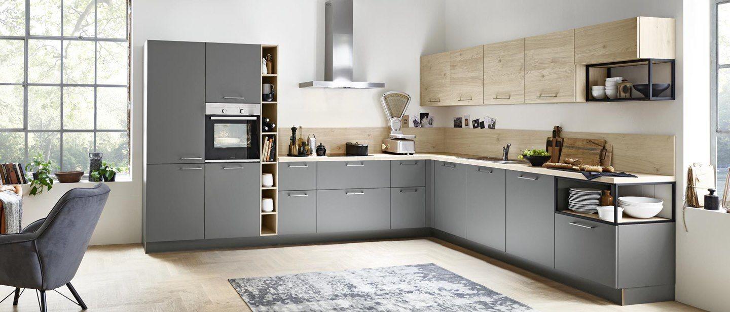 Moderne L-Küche mit grauen und holzfarbenen Fronten, offenen Regalen und eleganter Dekoration.