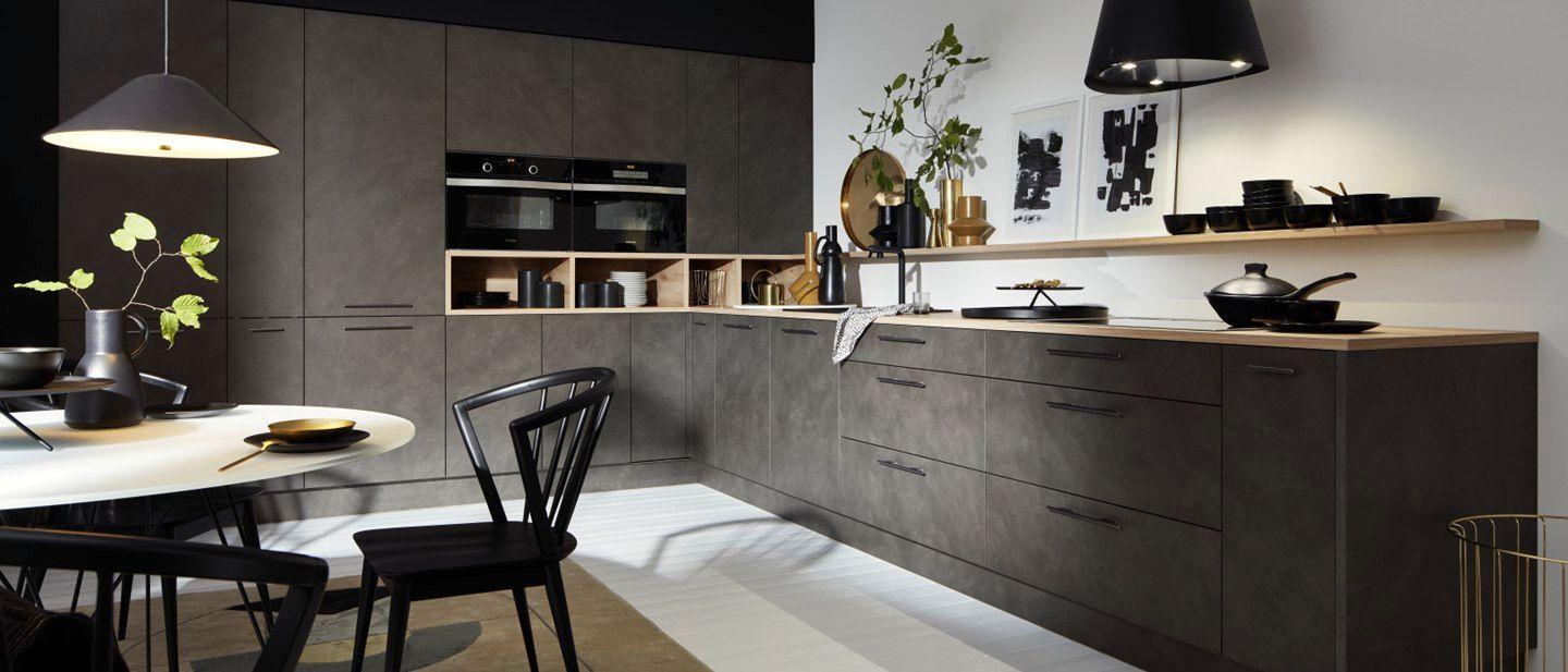 Moderne L-Küche mit grauen Fronten, Holzregalen und stilvoller Dekoration in schwarzem Design.