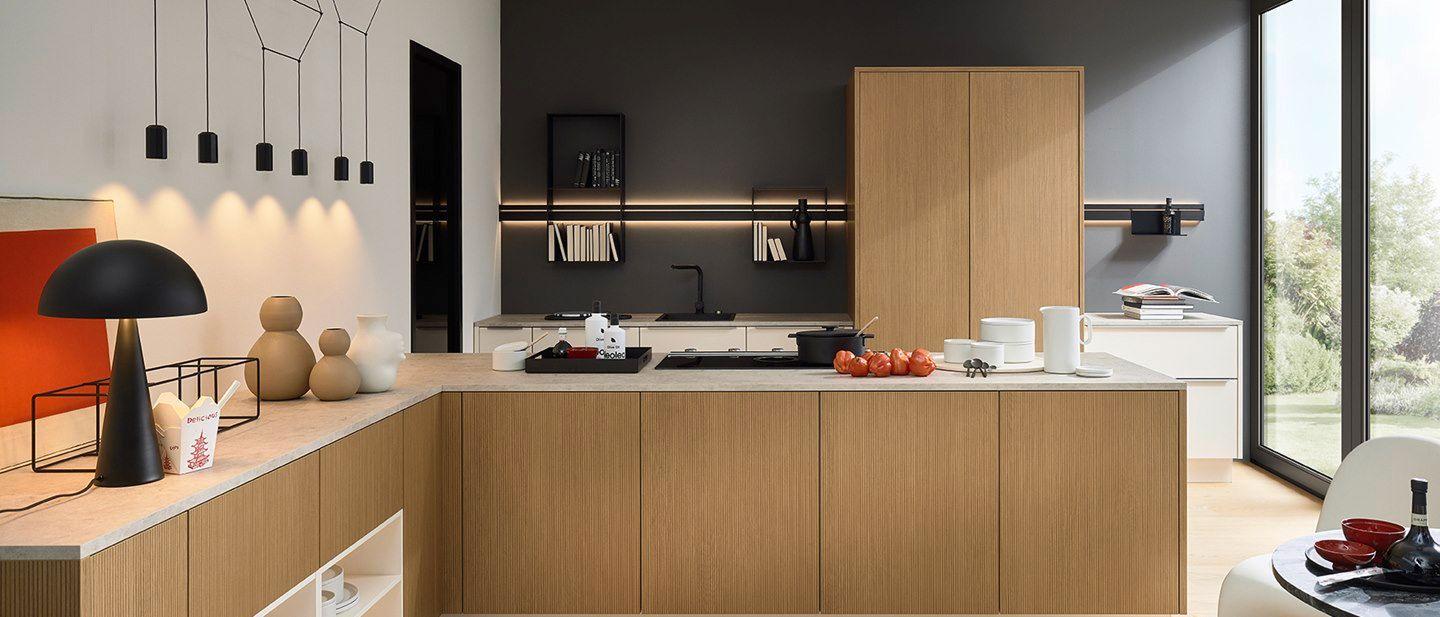 Moderne L-Küche mit Holzfronten, minimalistischem Design und beleuchteten Regalen