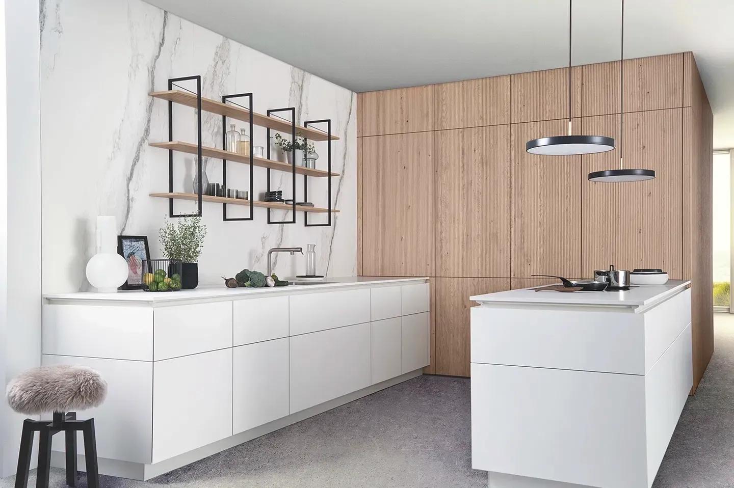 Moderne U-Küche mit weißen Hochglanzfronten, Holzregalen und einer Holzvertäfelung, ergänzt durch minimalistische Beleuchtung und stilvolle Dekoration.