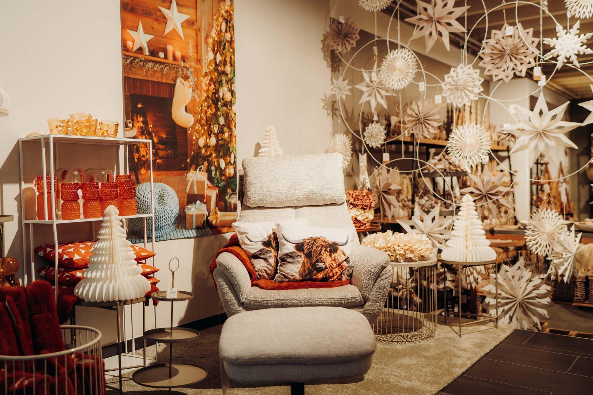 Großzügige Boutique-Ausstellung mit vielfältiger Weihnachtsdeko, modernen Möbeln und liebevoll arrangierten Accessoires.