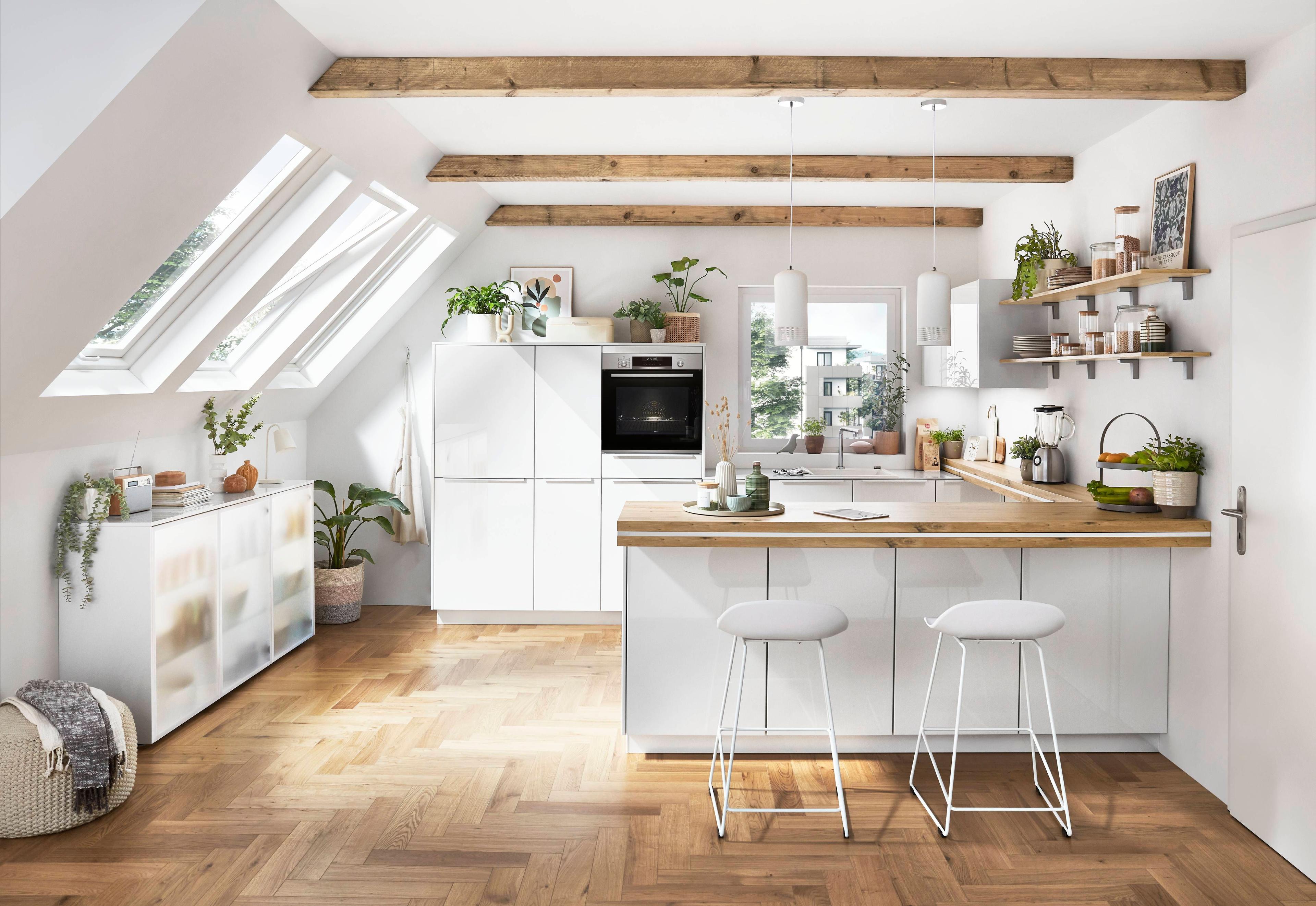 Helle L-Küche mit Holzregal, Kücheninsel und sichtbaren Holzdeckenbalken.