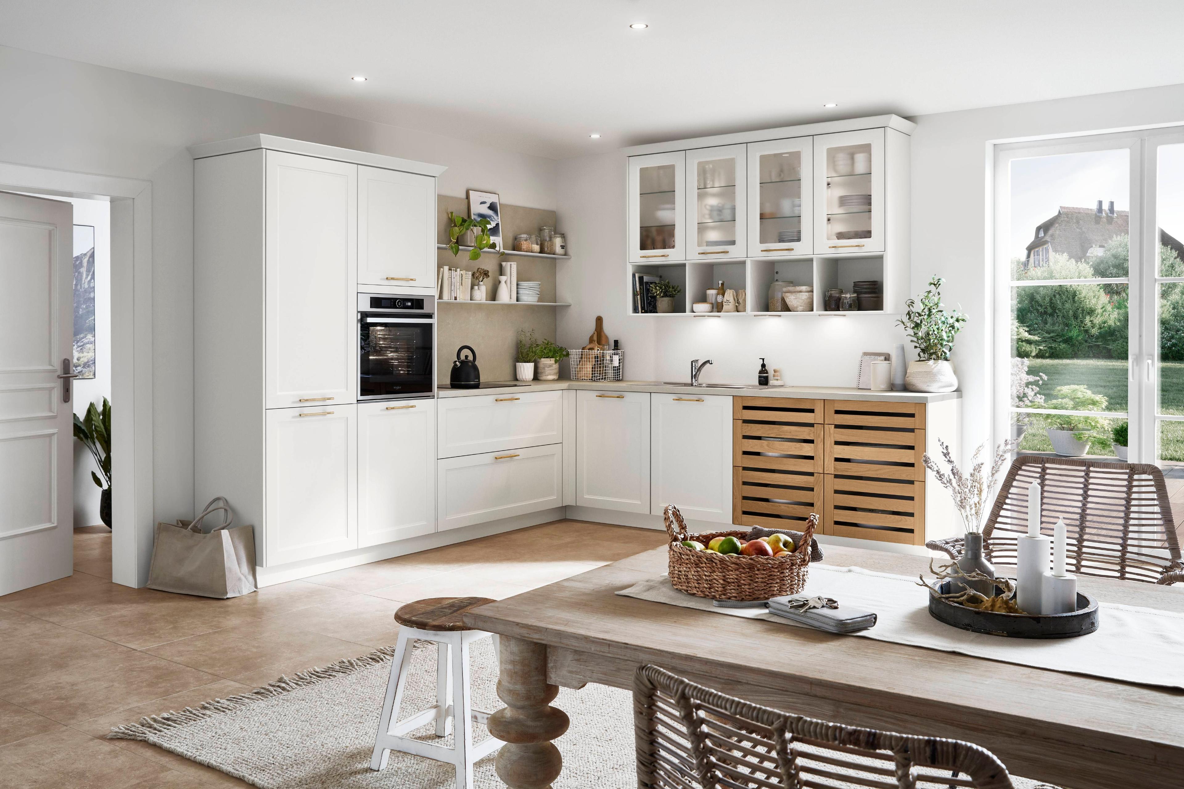 Moderne Küche mit weißen Fronten, Holzregalen und einer Betonarbeitsplatte. Ein stilvolles Design mit klaren Linien und viel Stauraum.
