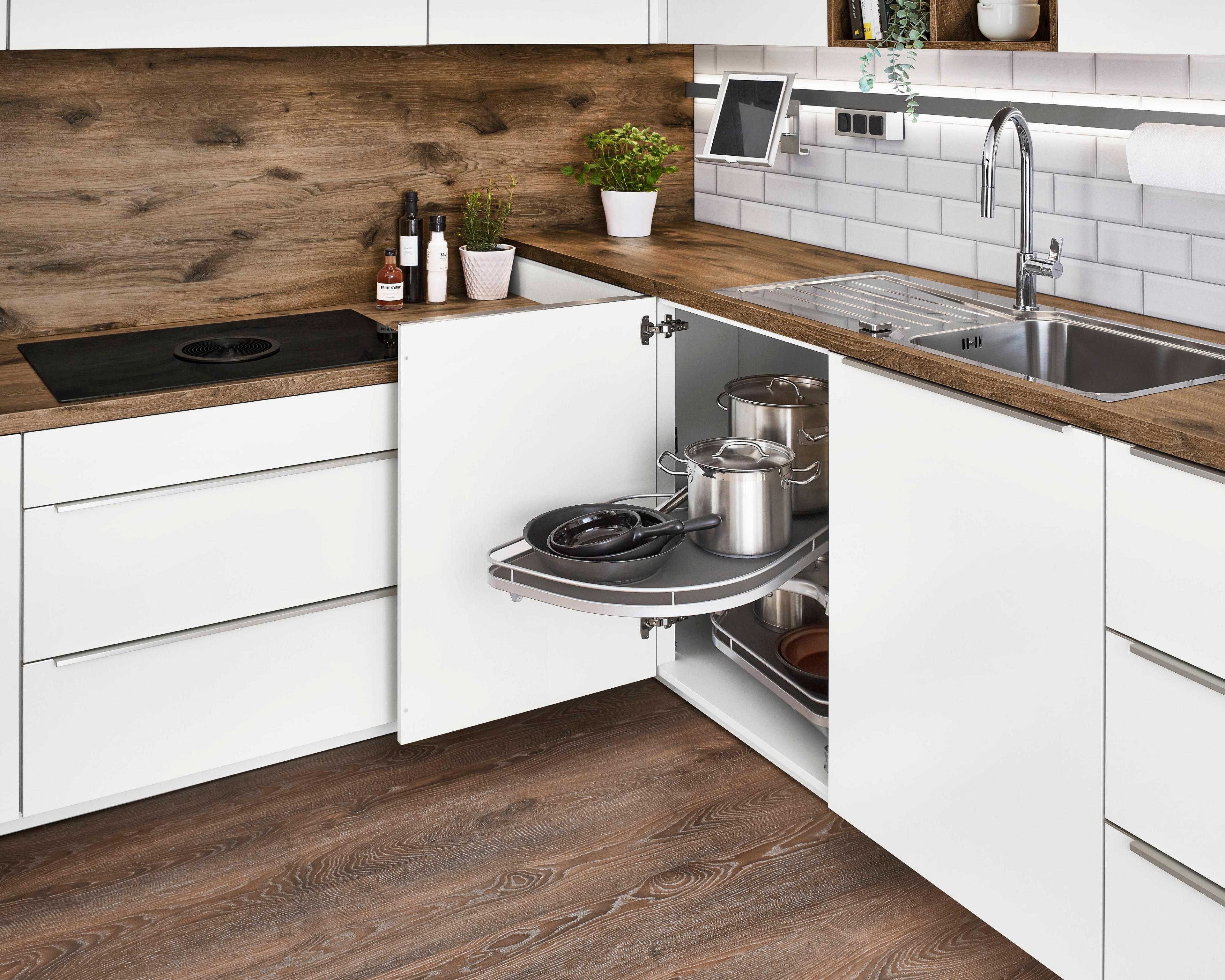 L-Küche mit Eckschrank und Karussellregal für Töpfe und Pfannen.