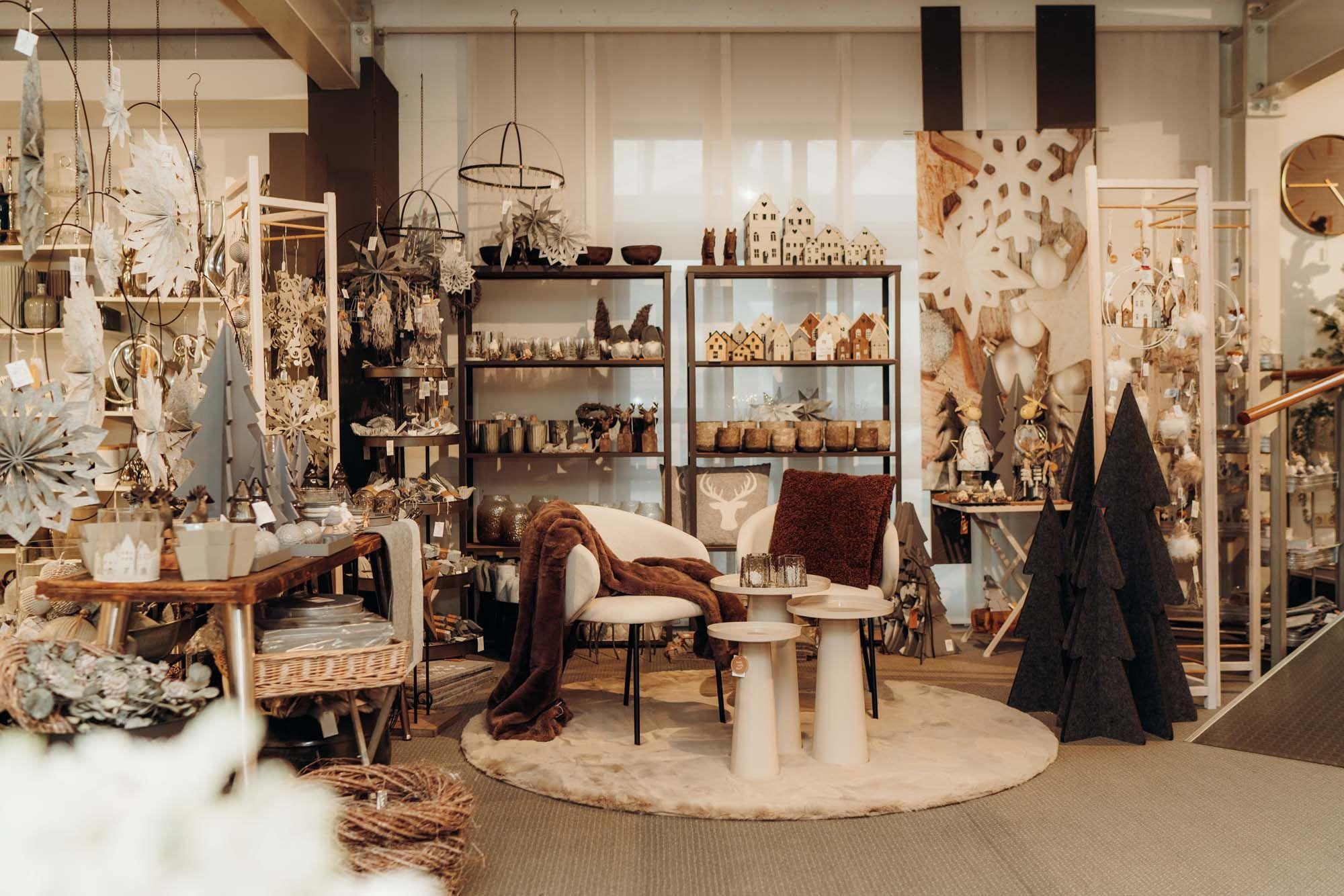 Großzügige Boutique-Ausstellung mit vielfältiger Weihnachtsdeko, modernen Möbeln und liebevoll arrangierten Accessoires.