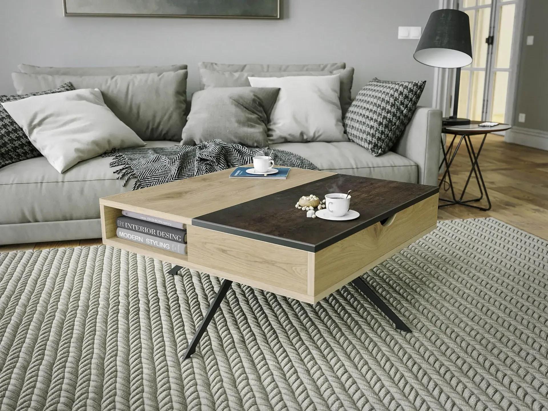 Moderner Couchtisch aus Holz und dunkler Oberfläche mit integriertem Fach, dekorativ platziert vor einem grauen Sofa auf strukturiertem Teppich.