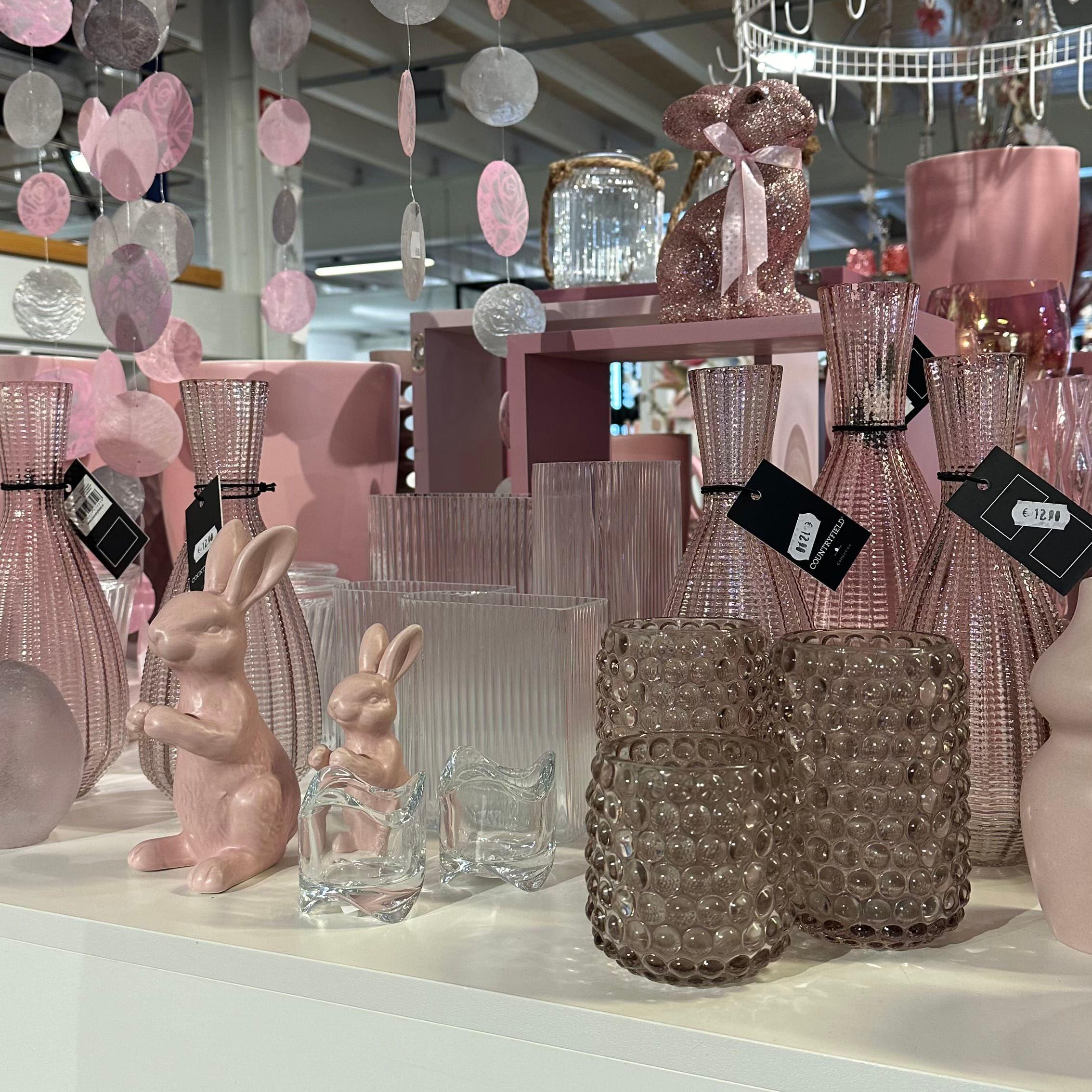Edle Glasvasen in Rosa und Brauntönen mit reliefartigen Mustern und niedlichen Osterhasen als Frühjahrs-Kollektion.WiederholenClaude kann Fehler machen. Bitte überprüfen Sie die Antworten.