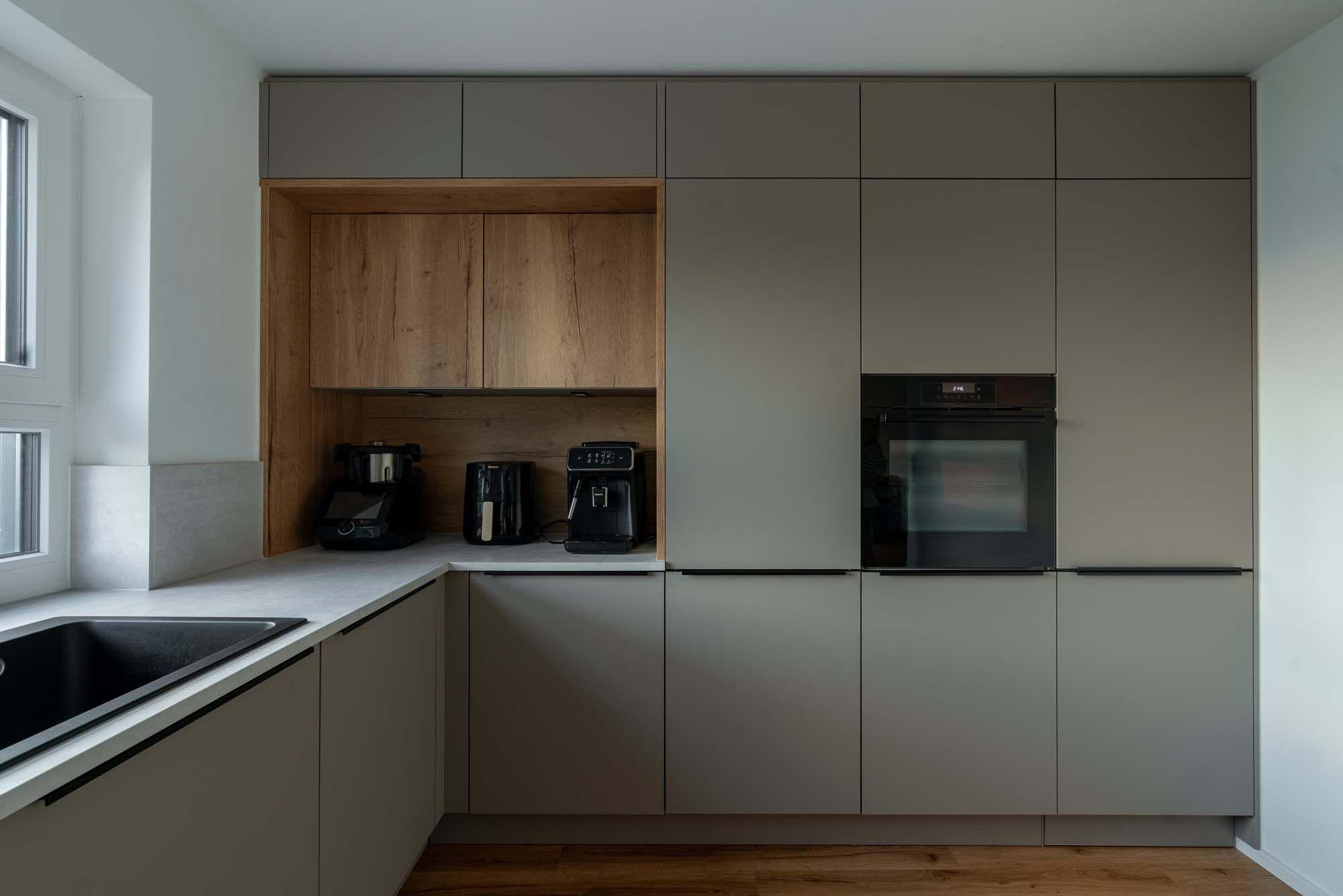 Gerätenische aus Eichenholz mit Kaffeevollautomaten, Filterkaffeemaschinen und eingebautem Backofen.