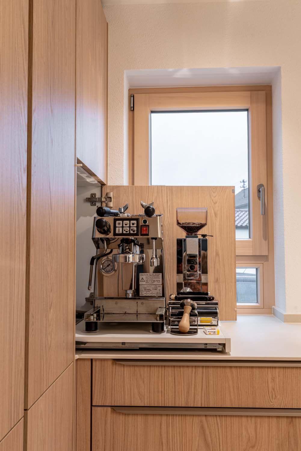 Ausziehbarer Kaffeeschrank mit Siebträgermaschine, Kaffeemühle und Zubehör