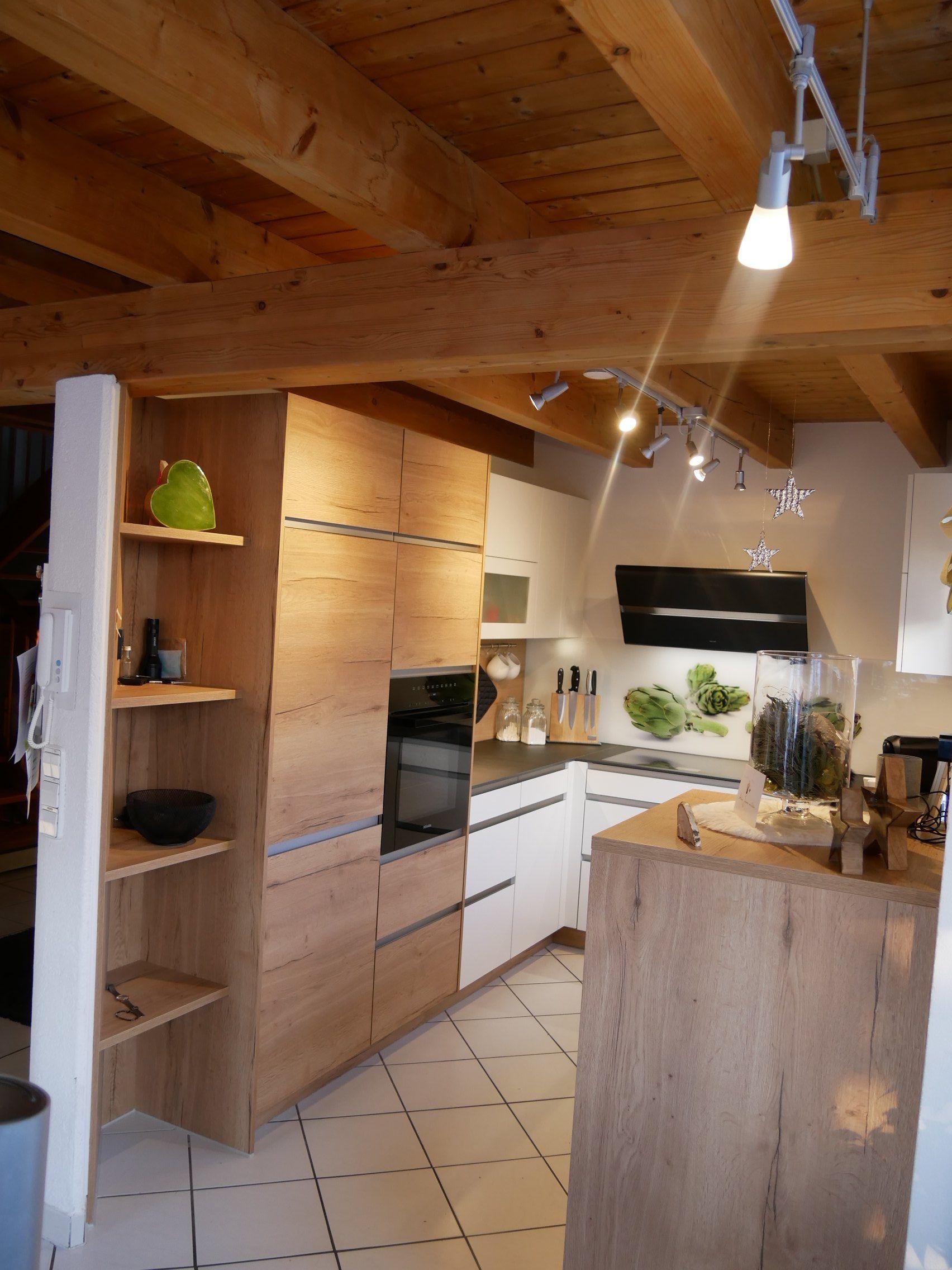 Küche im Landhausstil mit Holzdecke, Holzfronten, weißen Unterschränken, Tracklight-Beleuchtung und Fliesenboden.