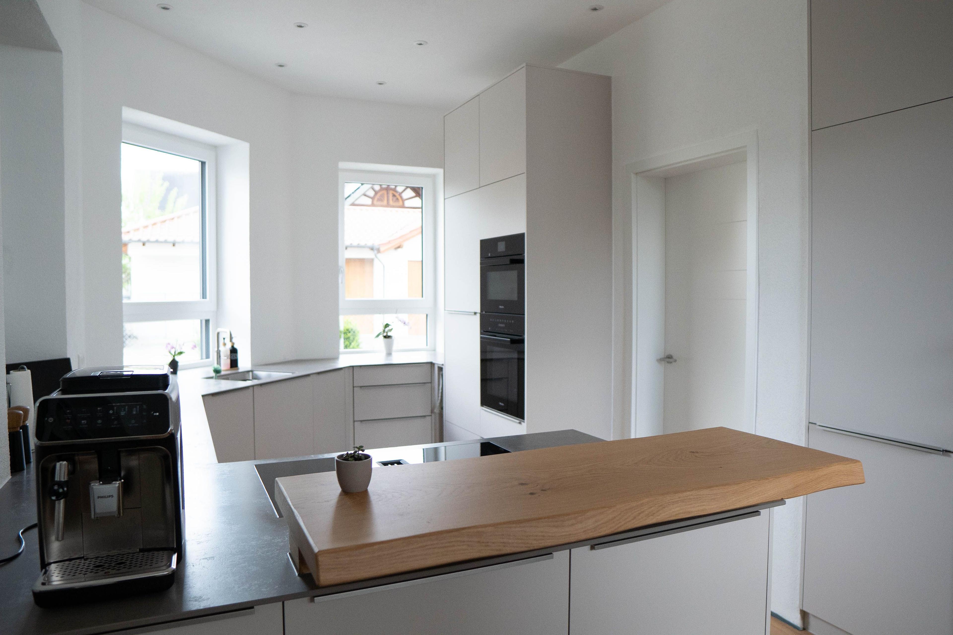 Helle Küche mit markanter Massivholz-Theke