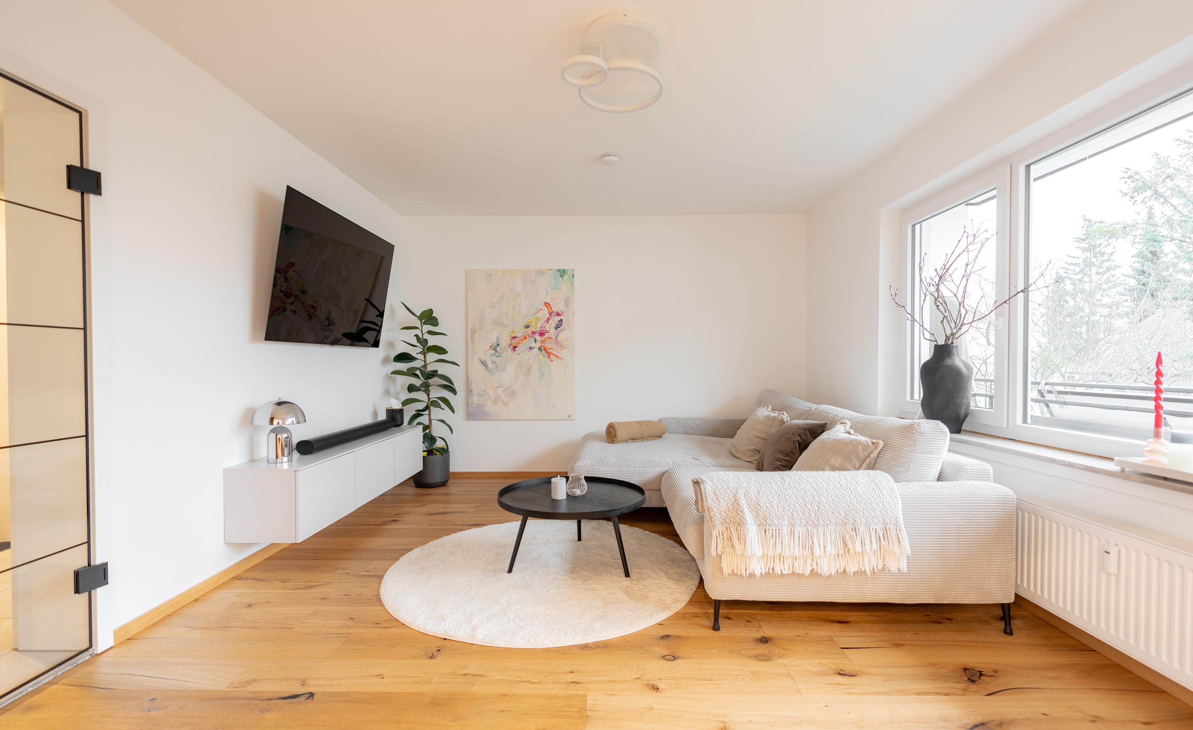 Wohnzimmer mit natürlichen Materialien und klaren Linien