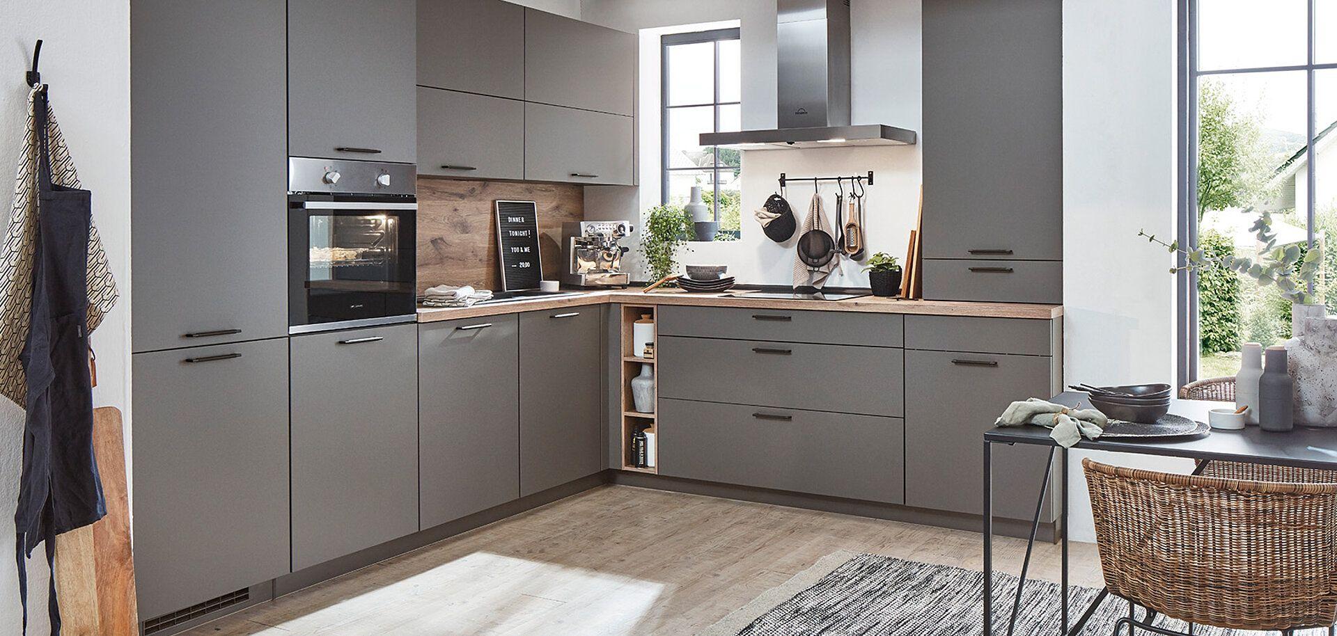 Moderne L-Küche in Grau mit Holzregalen, offenen Stauraumflächen und elegantem, funktionalem Design.“