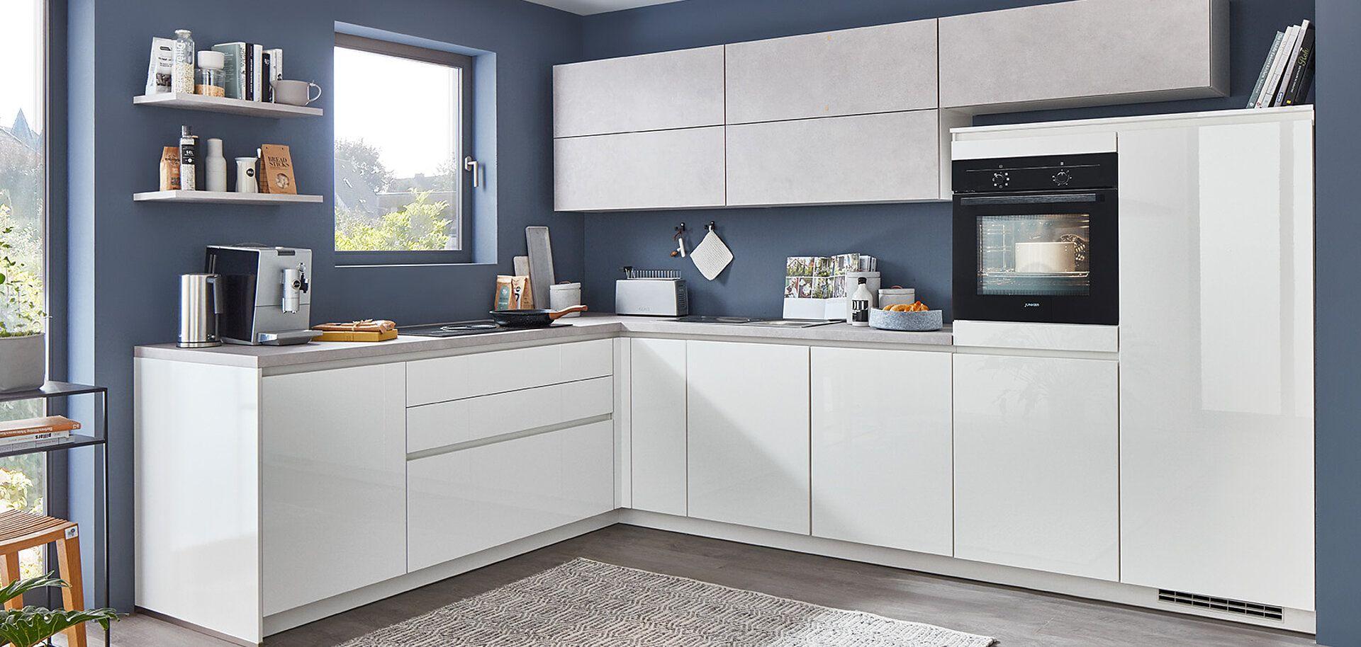 Moderne weiße L-Küche mit grauen Akzenten, funktionalem Design und offener Regalfunktion