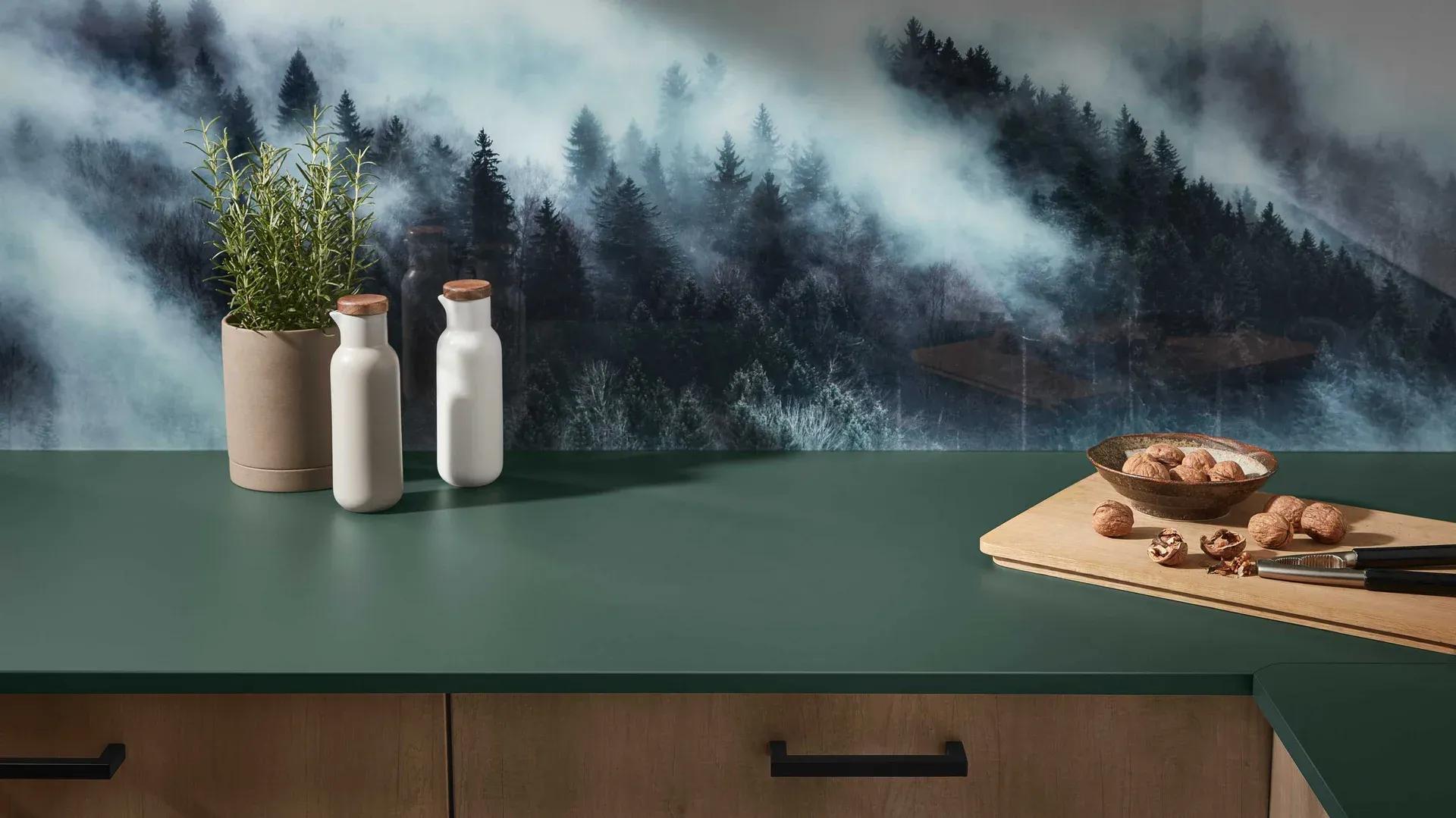 Grüne Laminat-Arbeitsplatte von Lechner mit Holz-Schneidebrett - moderne Küchenarbeitsplatten bei Möbel Grell