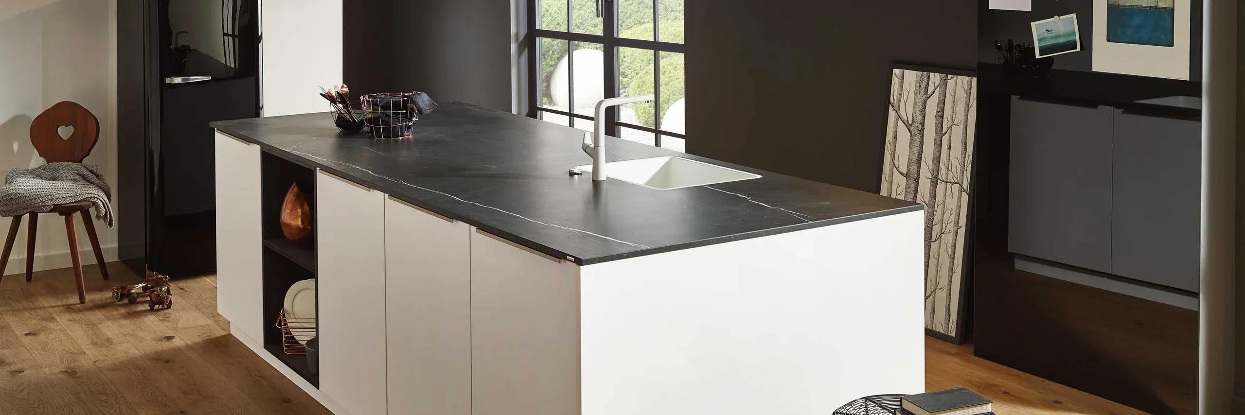 Schwarze Quarzstein-Arbeitsplatte mit Kücheninsel und integrierter Spüle - moderne Küchenarbeitsplatten.