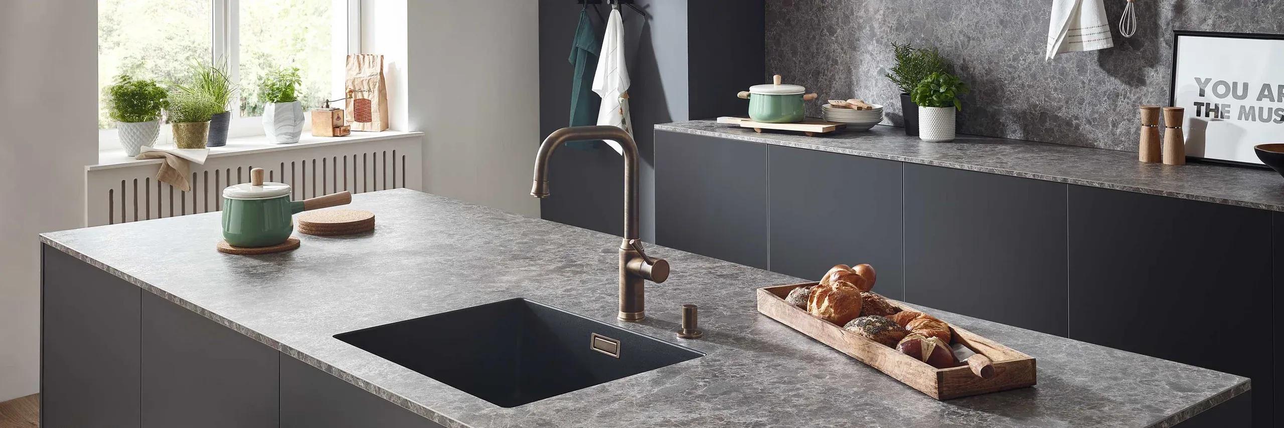 Granit-Arbeitsplatte in grauer Naturstein-Optik mit BLANCO Spüle - langlebige Naturstein-Arbeitsplatten.