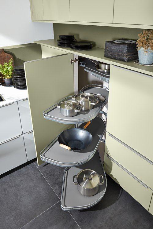 Schrank mit Eckregal und praktischen Auszügen für Töpfe und Pfannen in einer modernen Küche mit Avocado-Farbton.