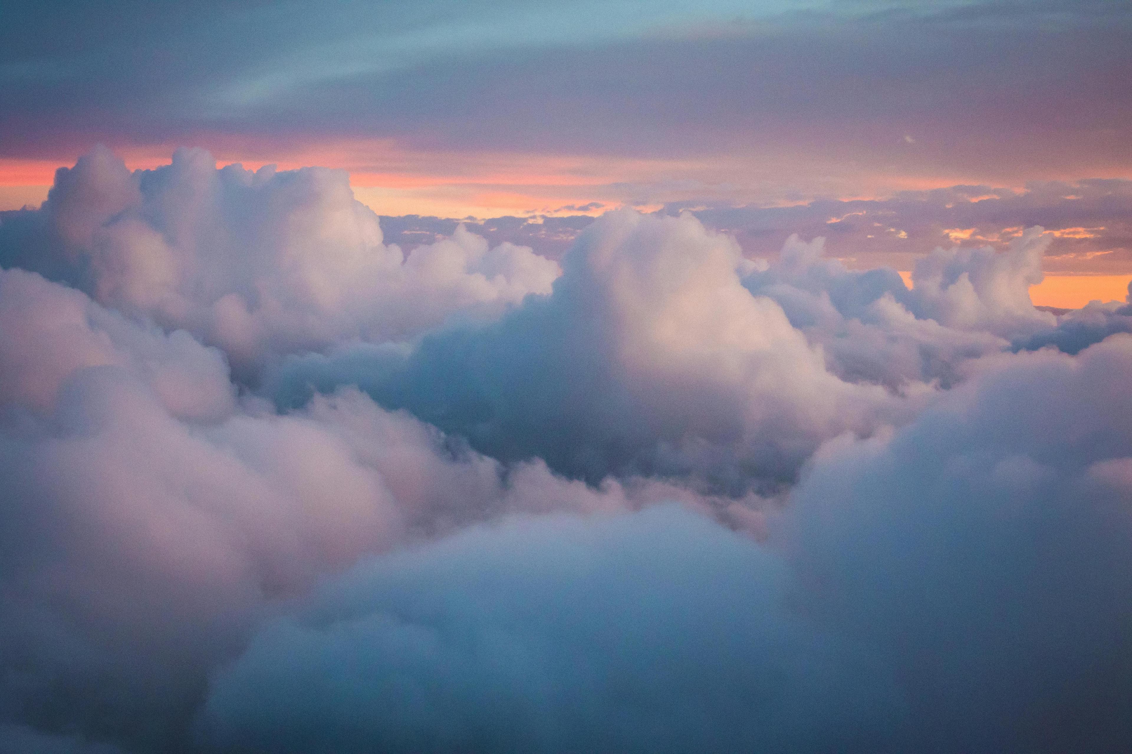 Dramatische Luftaufnahme von Wolken in rosa und blauen Tönen während des Sonnenuntergangs oder Sonnenaufgangs.