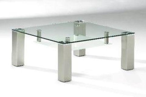 Glas-Couchtisch mit Edelstahlbeinen und zwei Glasplatten vor weißem Hintergrund, Produktfoto.
