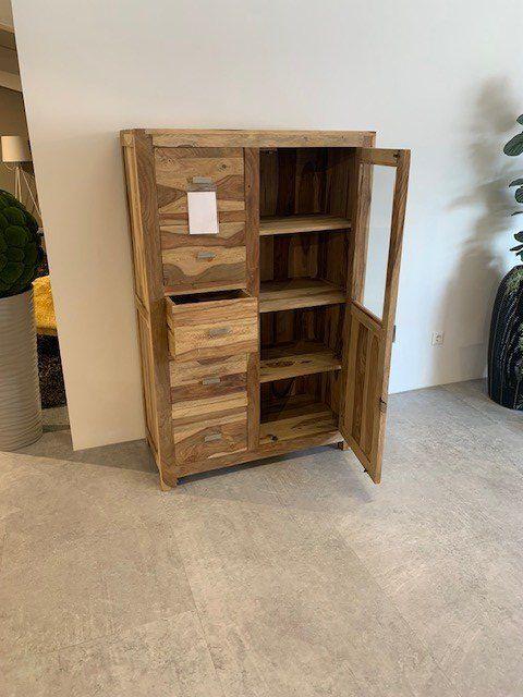 Geöffnete Massivholz-Vitrine zeigt Innenausstattung mit drei Regalbrettern und natürliche Holzstruktur.