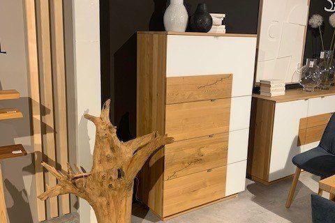 Highboard aus Holz und Weiß mit mehreren Schubladen in Möbelhaus-Ausstellung.