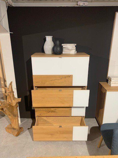 Highboard mit geöffneten Schubladen in Holz-Weiß-Kombination, zeigt Innenaufteilung.