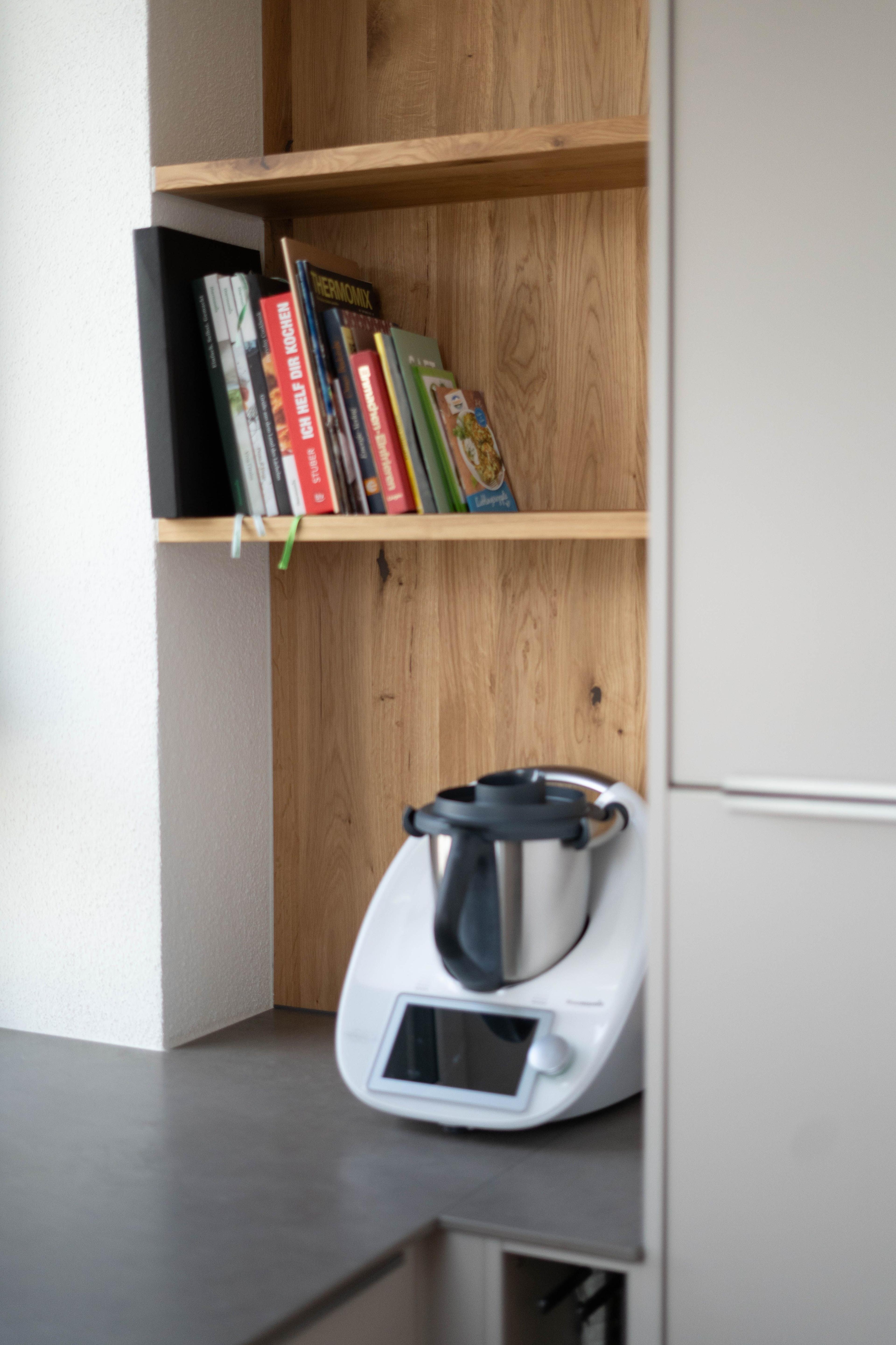 Offene Holznische in der Küche mit Kochbüchern, Küchenmaschine und warmer Holzoptik