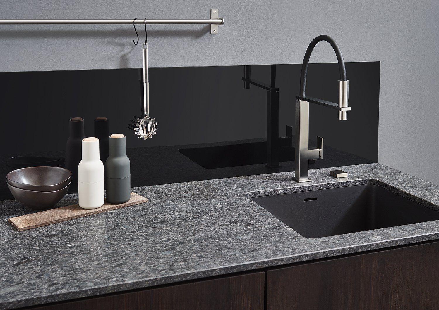 Granit-Arbeitsplatte in Anthrazit mit BLANCO Spüle und Premium-Armatur - robuste Natursteinoberflächen