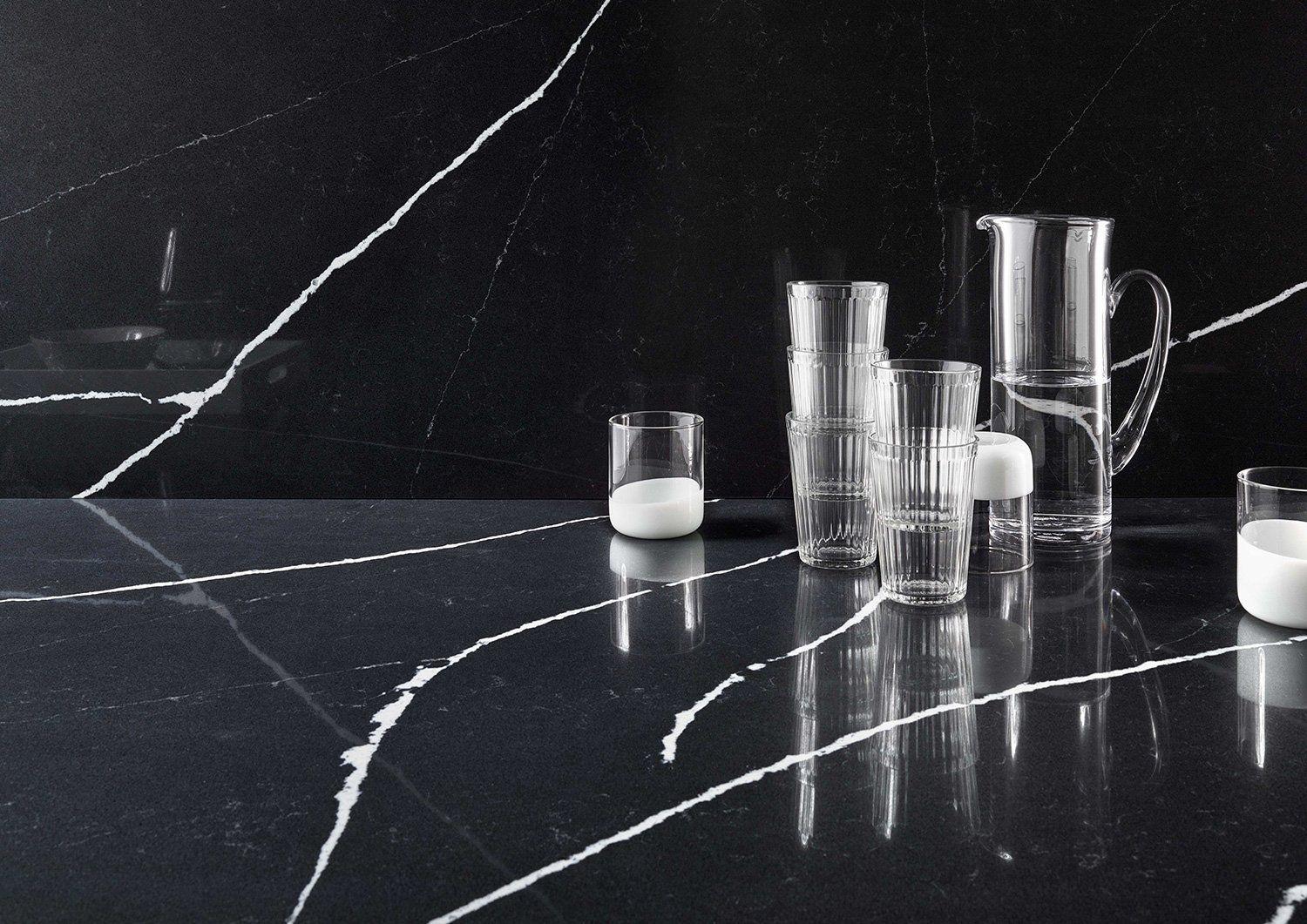 Schwarzer Marmor Nero Marquina mit weißer Äderung - edle Naturstein-Arbeitsplatten in Marmoroptik