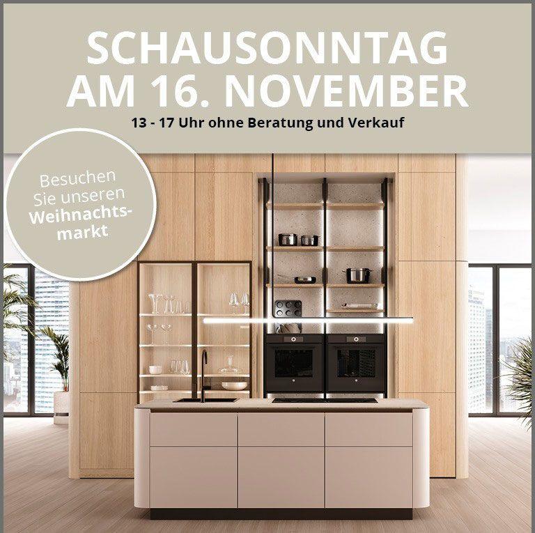 Moderne Kücheninsel in hellem Holz und Beige im Möbelhaus Grell; Hinweisgrafik zum Schausonntag am 16. November von 13–17 Uhr ohne Beratung und Verkauf, inkl. Weihnachtsmarkt, Glühwein, Kaffee, Kuchen und Miele Kochshow.