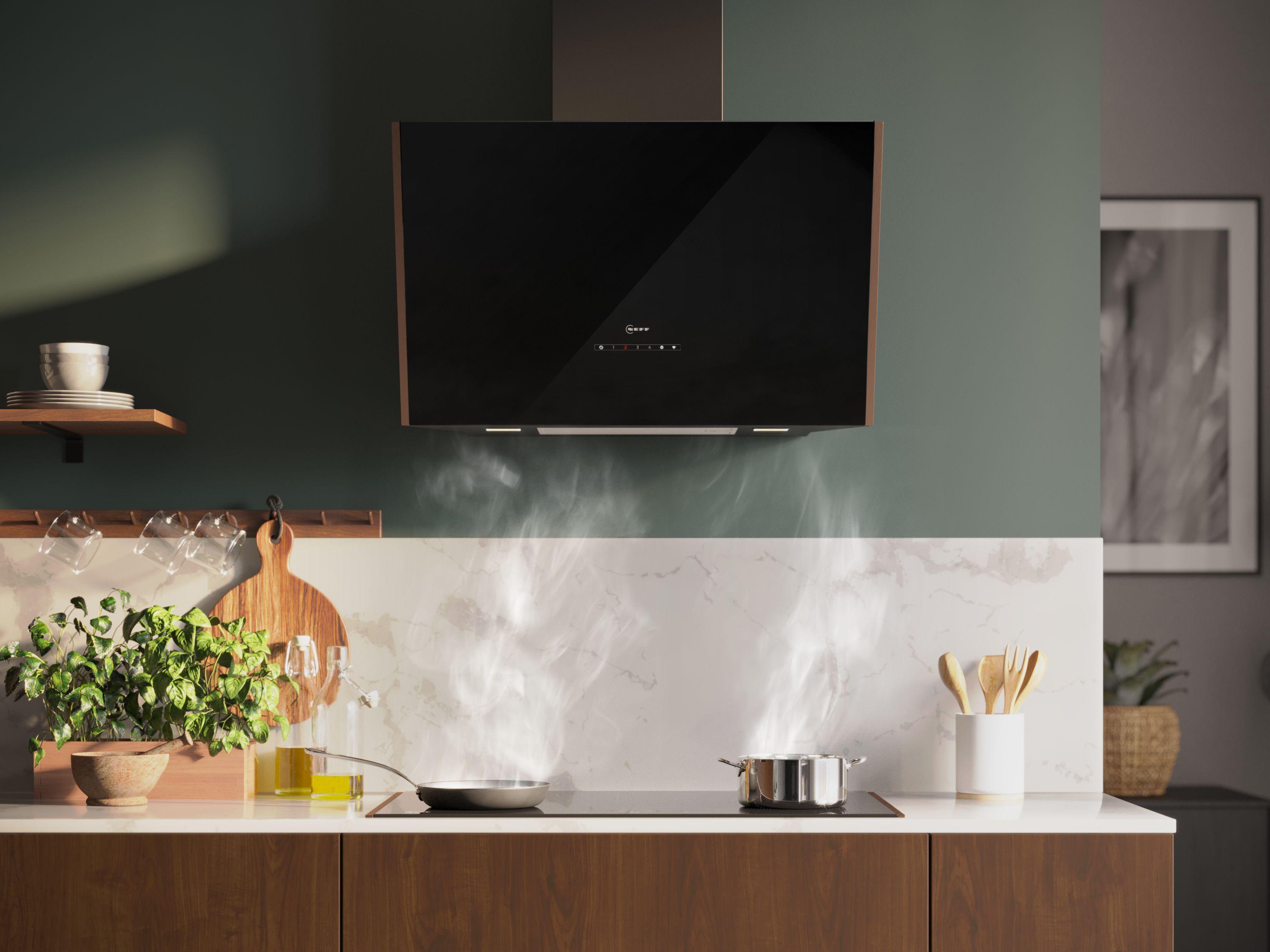 NEFF Wandhaube mit Glasfront beim Absaugen von Kochdämpfen - effektive Dunstabzugstechnik.