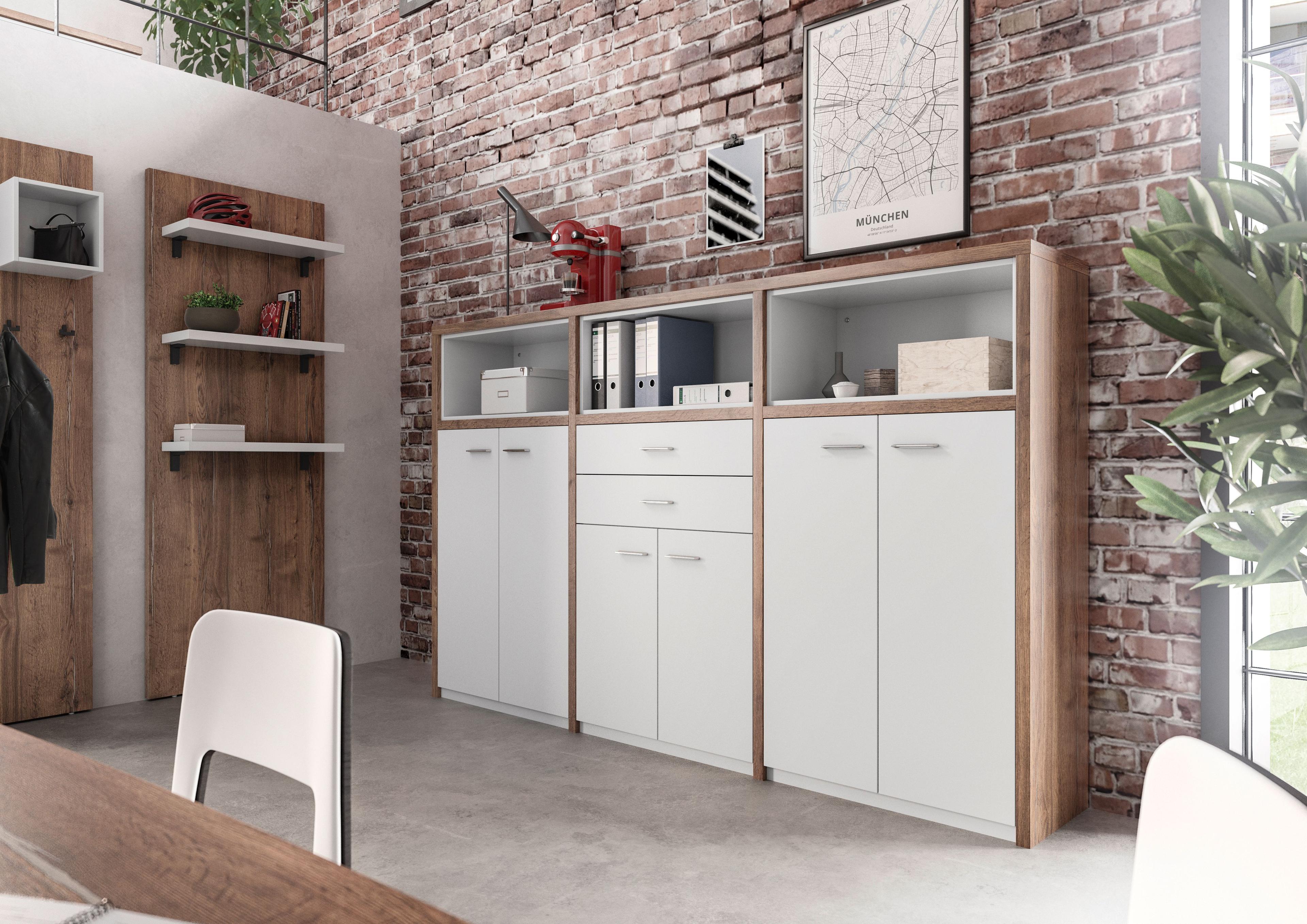 Stilvolles Highboard mit weißen Fronten und Holzrahmen vor einer Ziegelwand im modernen Homeoffice mit industriellem Loft-Charakter.