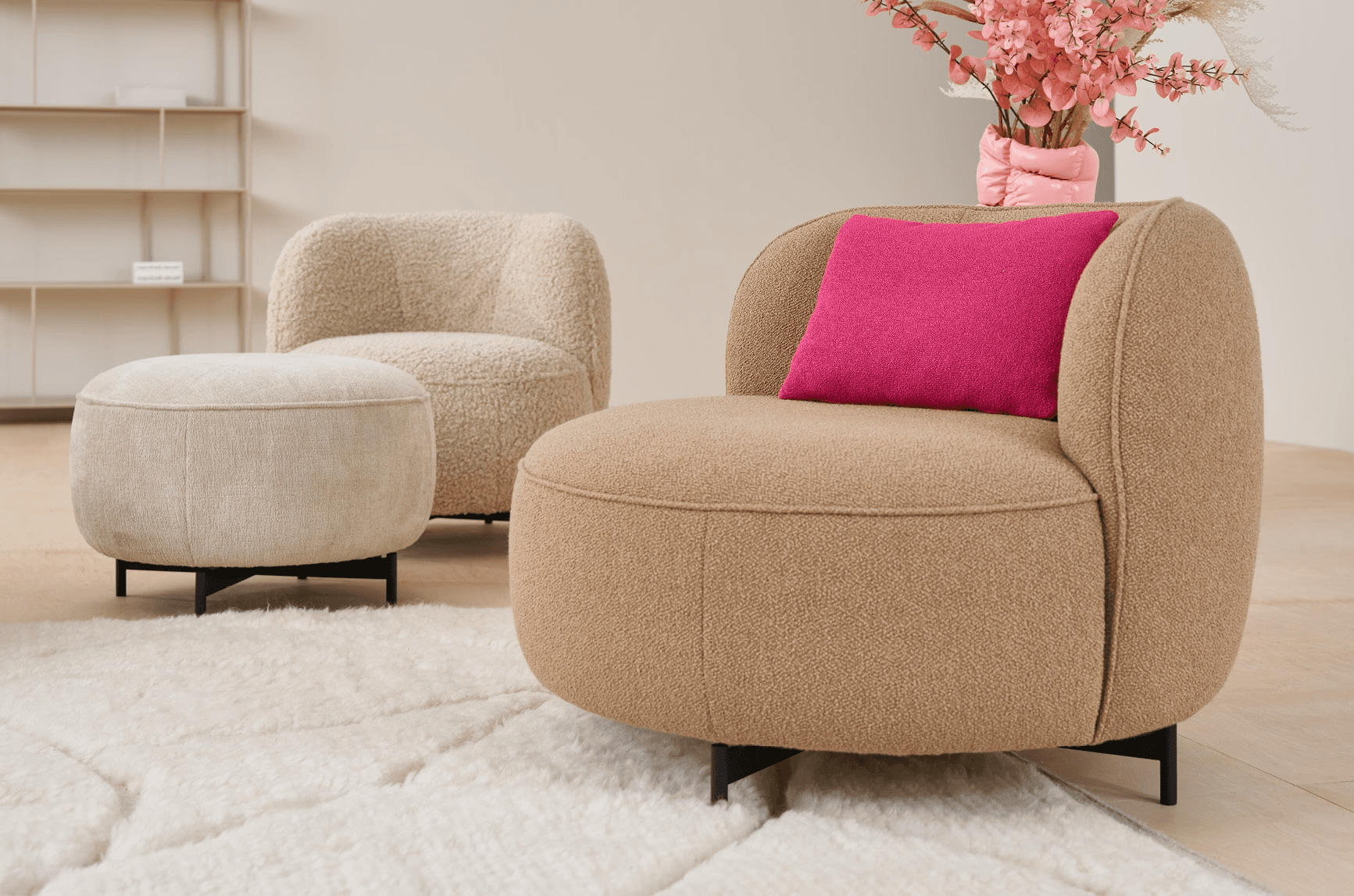 Moderner Relaxsessel mit verstellbarer Rückenlehne und gepolsterter Sitzfläche in hellgrauem Stoff – ideal für entspannte Stunden im Wohnzimmer. Moderner Relaxsessel mit verstellbarer Rückenlehne und gepolsterter Sitzfläche in hellgrauem Stoff – ideal für entspannte Stunden im Wohnzimmer.