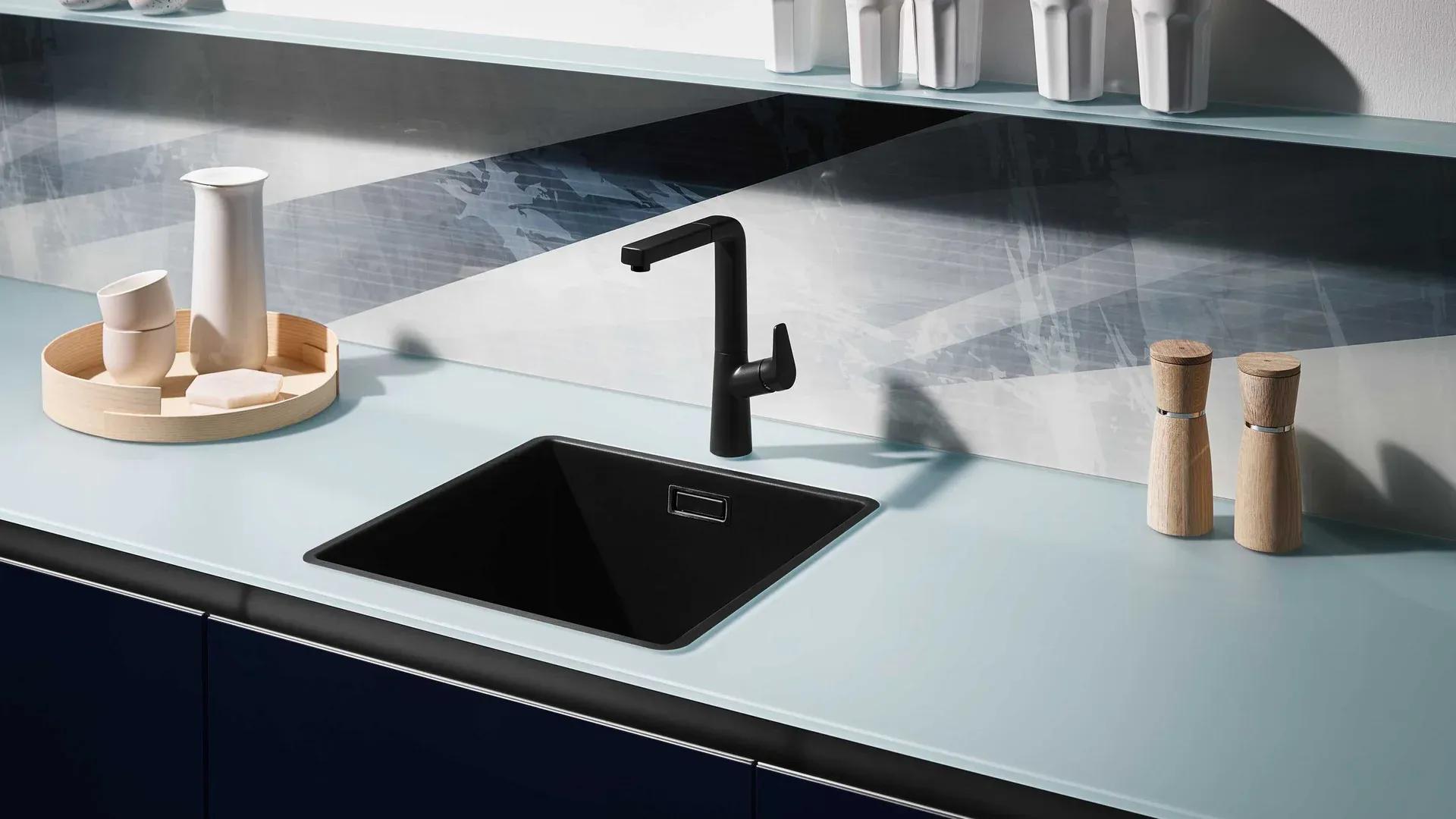 Corian Mineralwerkstoff-Arbeitsplatte in Weiß mit integrierter BLANCO Spüle - nahtlose Solid Surface Oberflächen
