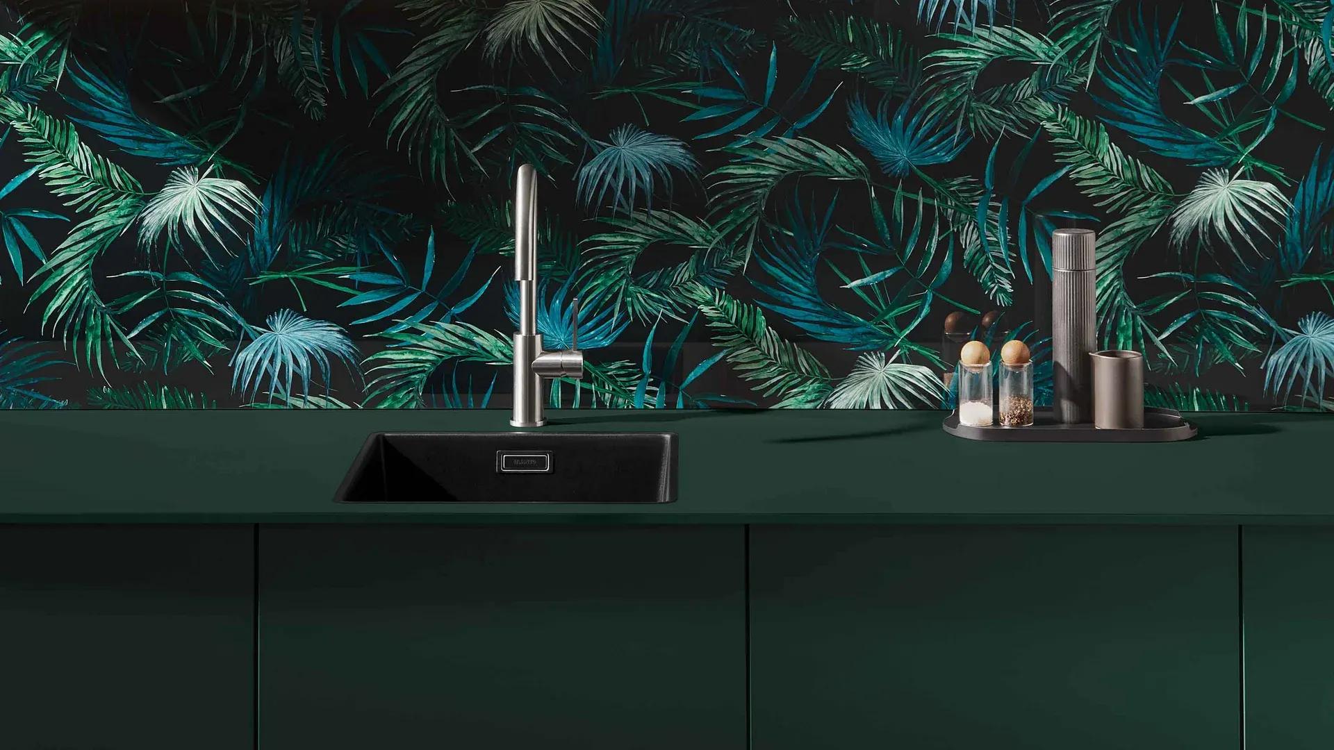 Grüne Compact-Arbeitsplatte mit BLANCO Spüle und tropischer Glas-Rückwand - robuste HPL Compact-Oberflächen