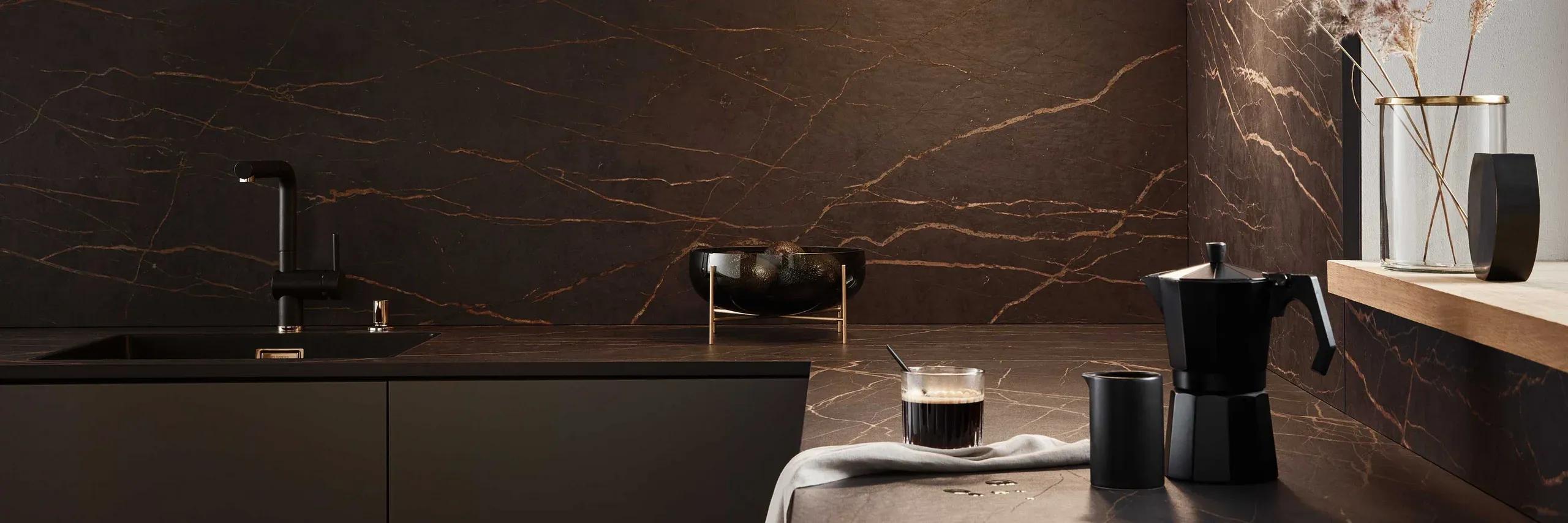 Dekton-Arbeitsplatte in schwarzer Marmoroptik mit goldenen Adern - ultracompact Sinterstein-Oberflächen