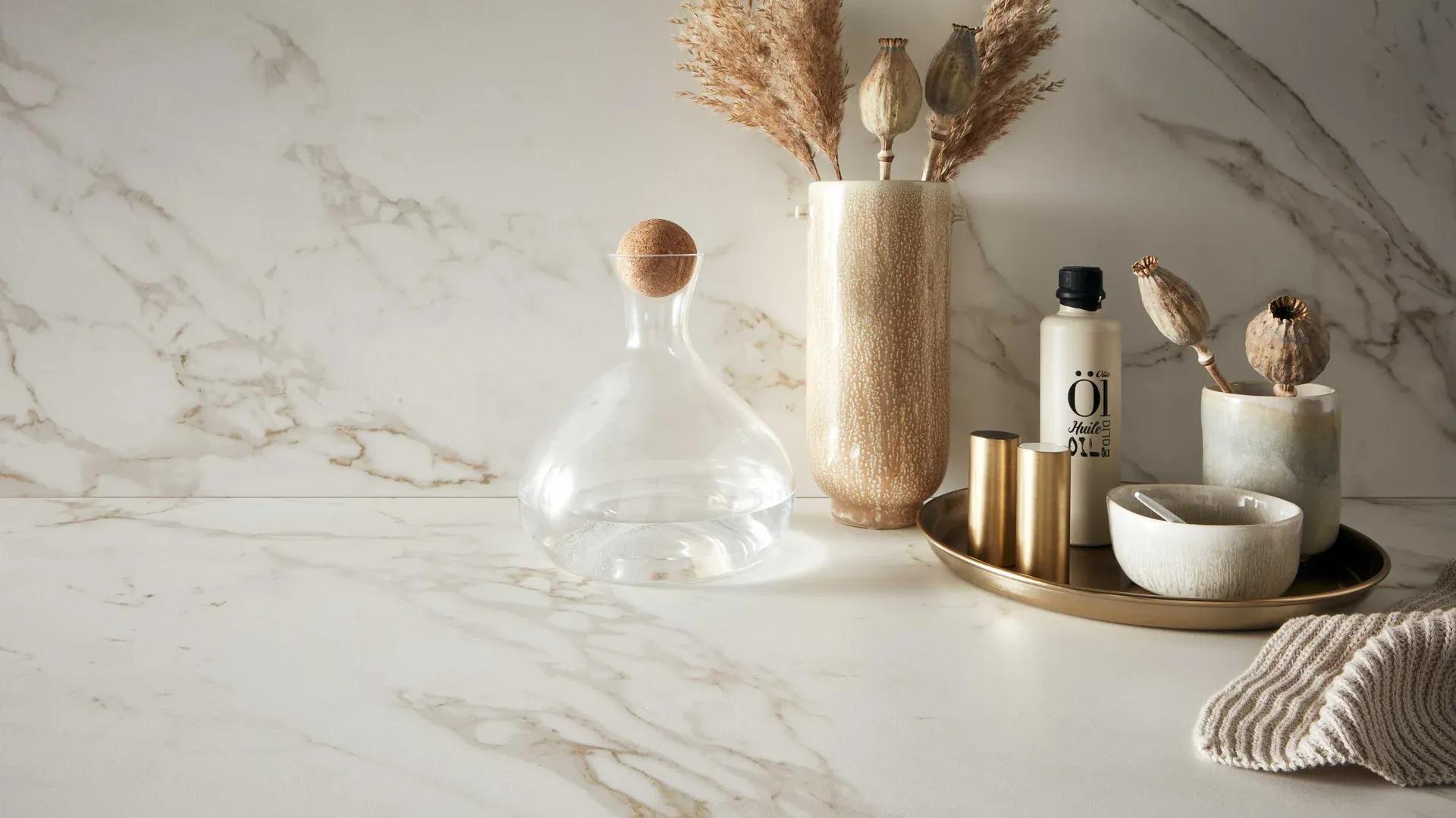Calacatta Marmor-Arbeitsplatte mit weißer Grundfarbe und goldenen Adern - edle Naturstein-Arbeitsplatten.